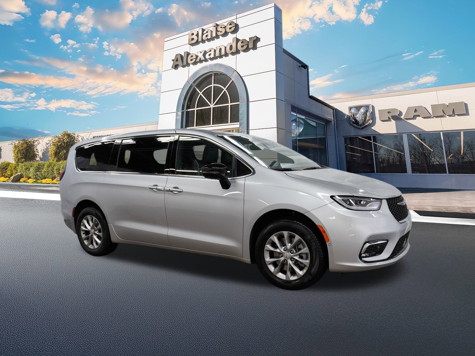 2026 Chrysler Pacifica Limited's photo