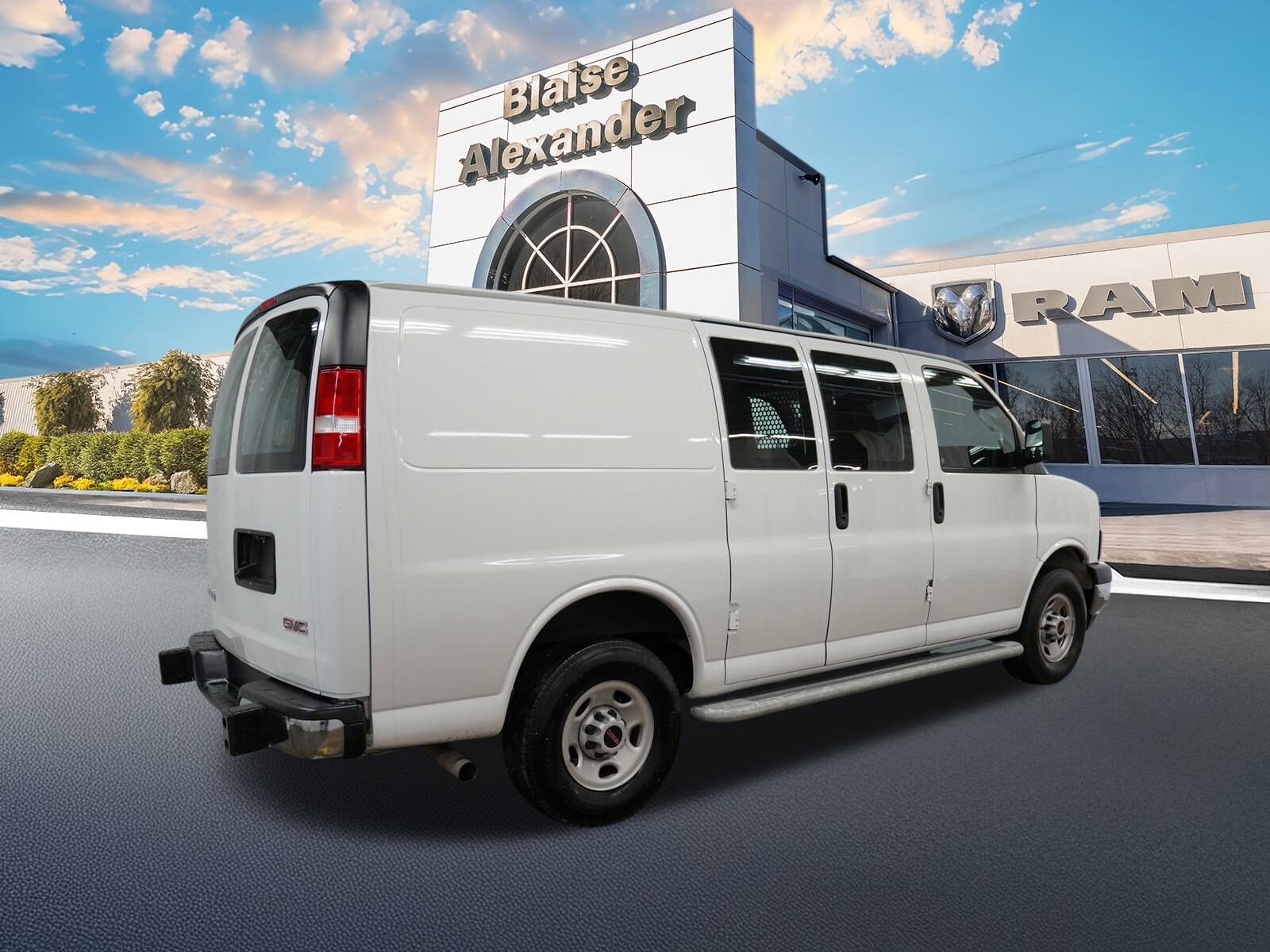 2023 Gmc Savana Cargo 2500 photo 2