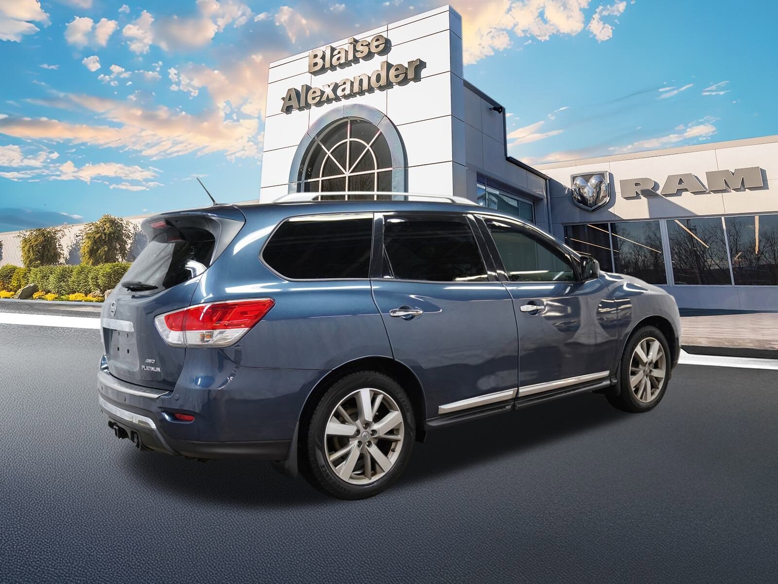 2015 Nissan Pathfinder Platinum photo 3