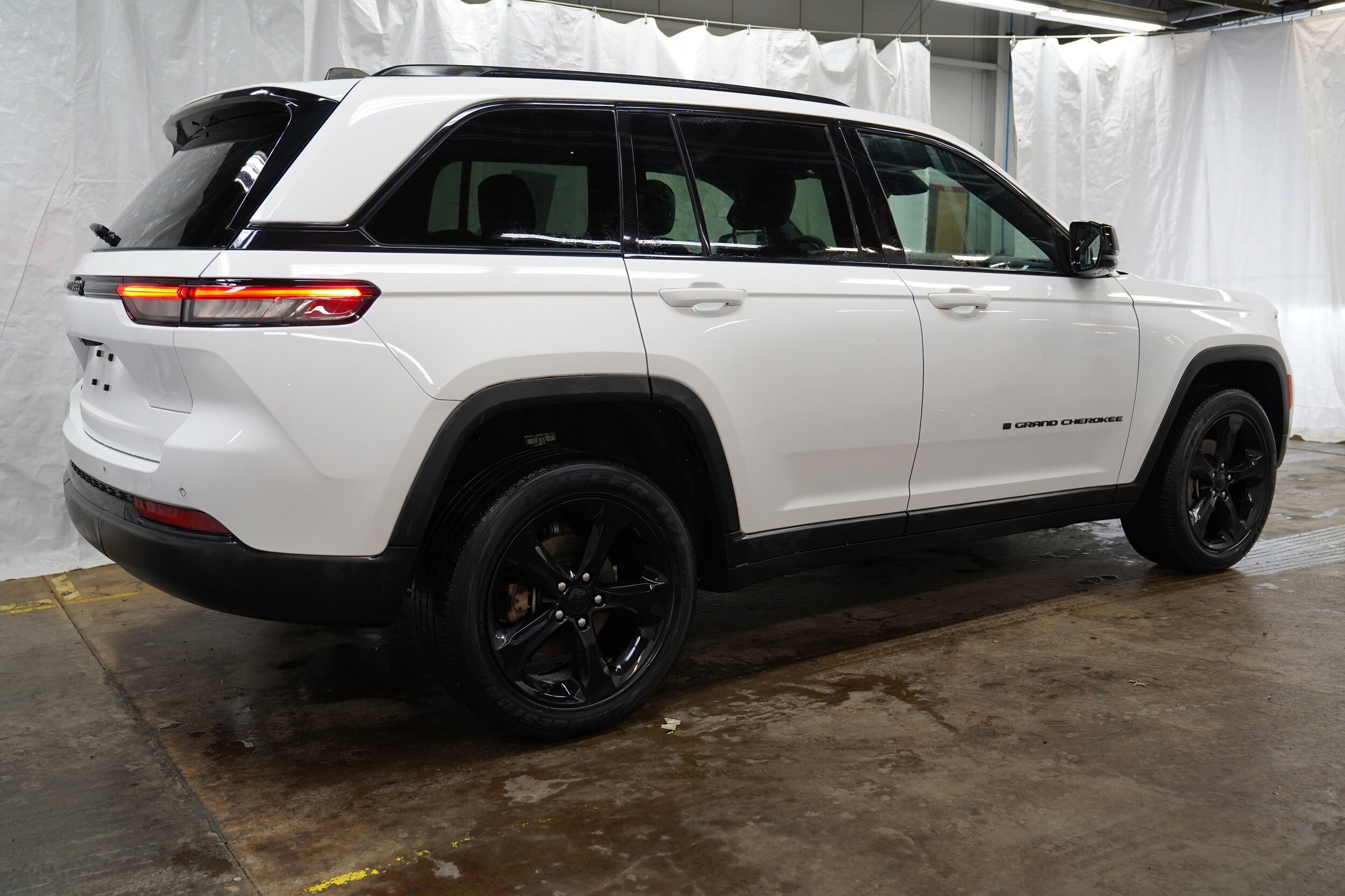 2023 Jeep Grand Cherokee Altitude photo 2