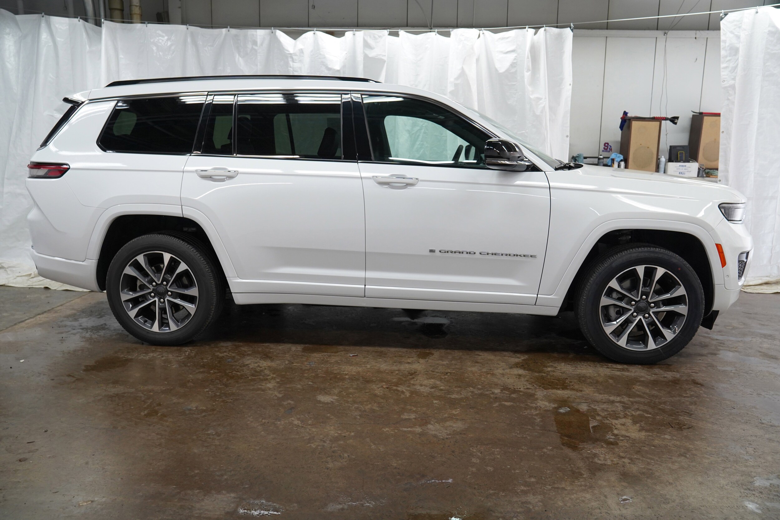 2023 Jeep Grand Cherokee Overland photo 2