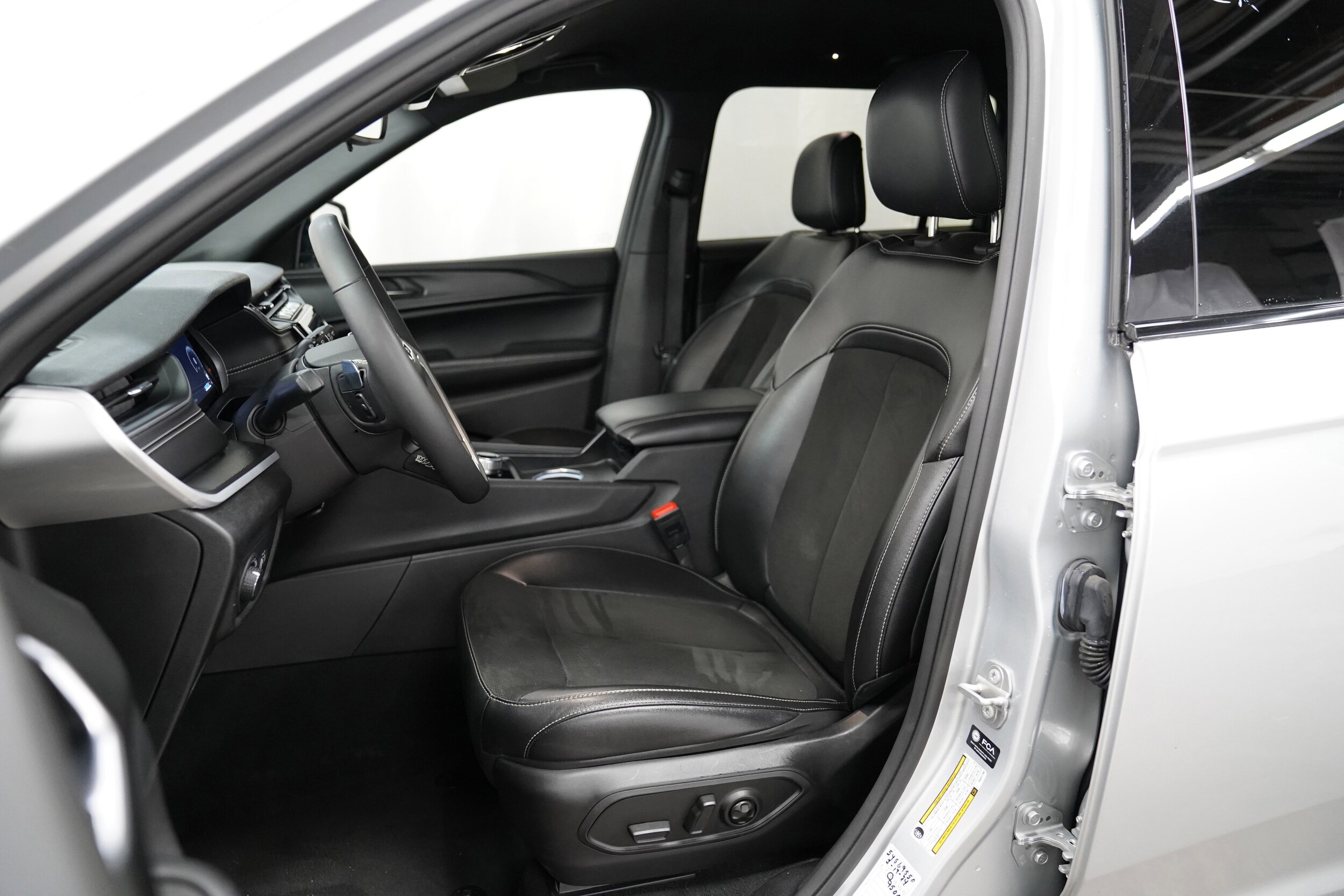 2024 Jeep Grand Cherokee Altitude photo 3