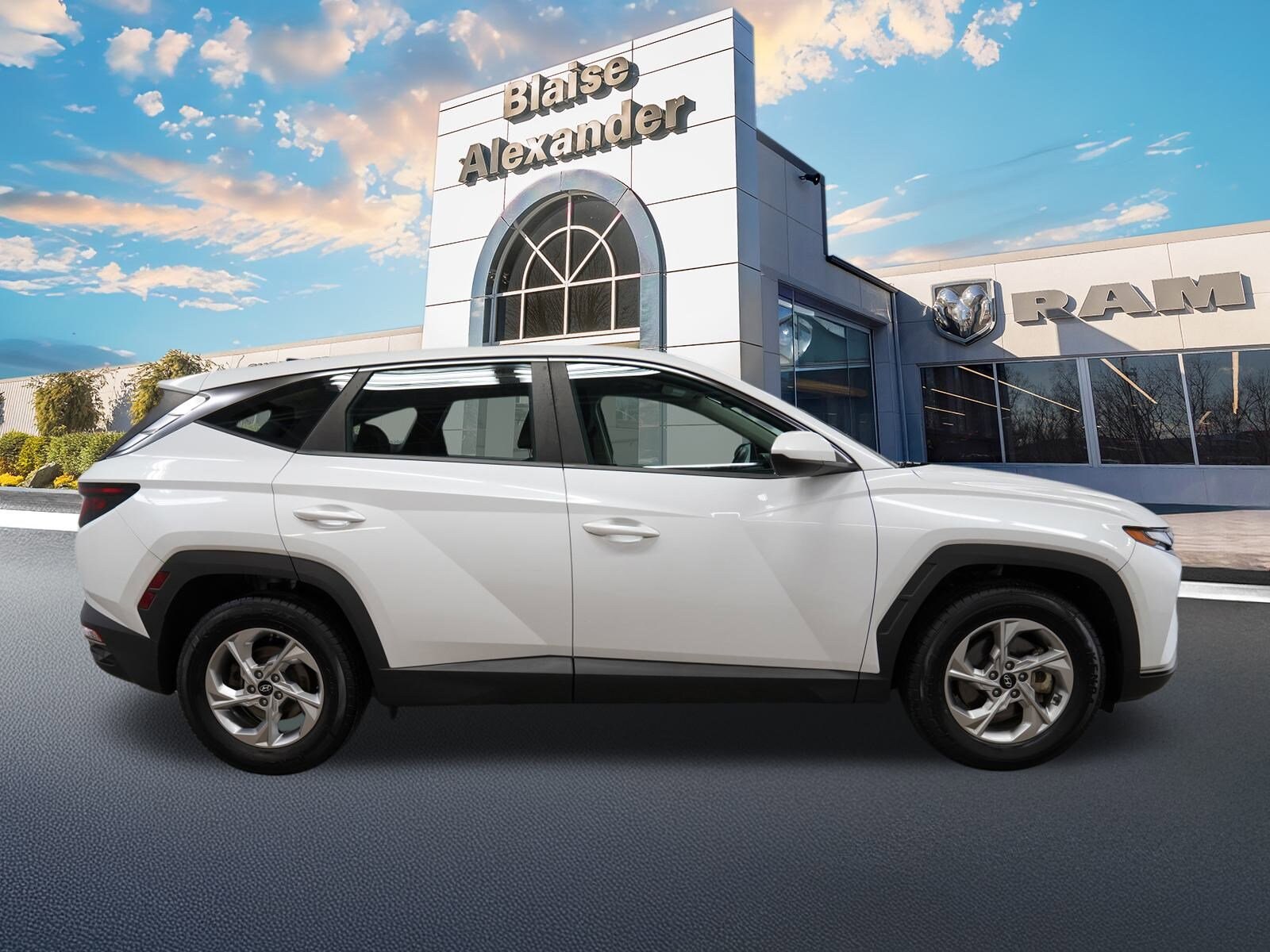2022 Hyundai Tucson SE photo 2