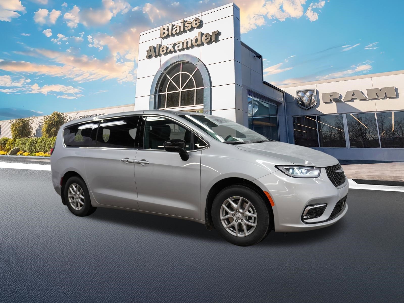 2026 Chrysler Pacifica Select's photo
