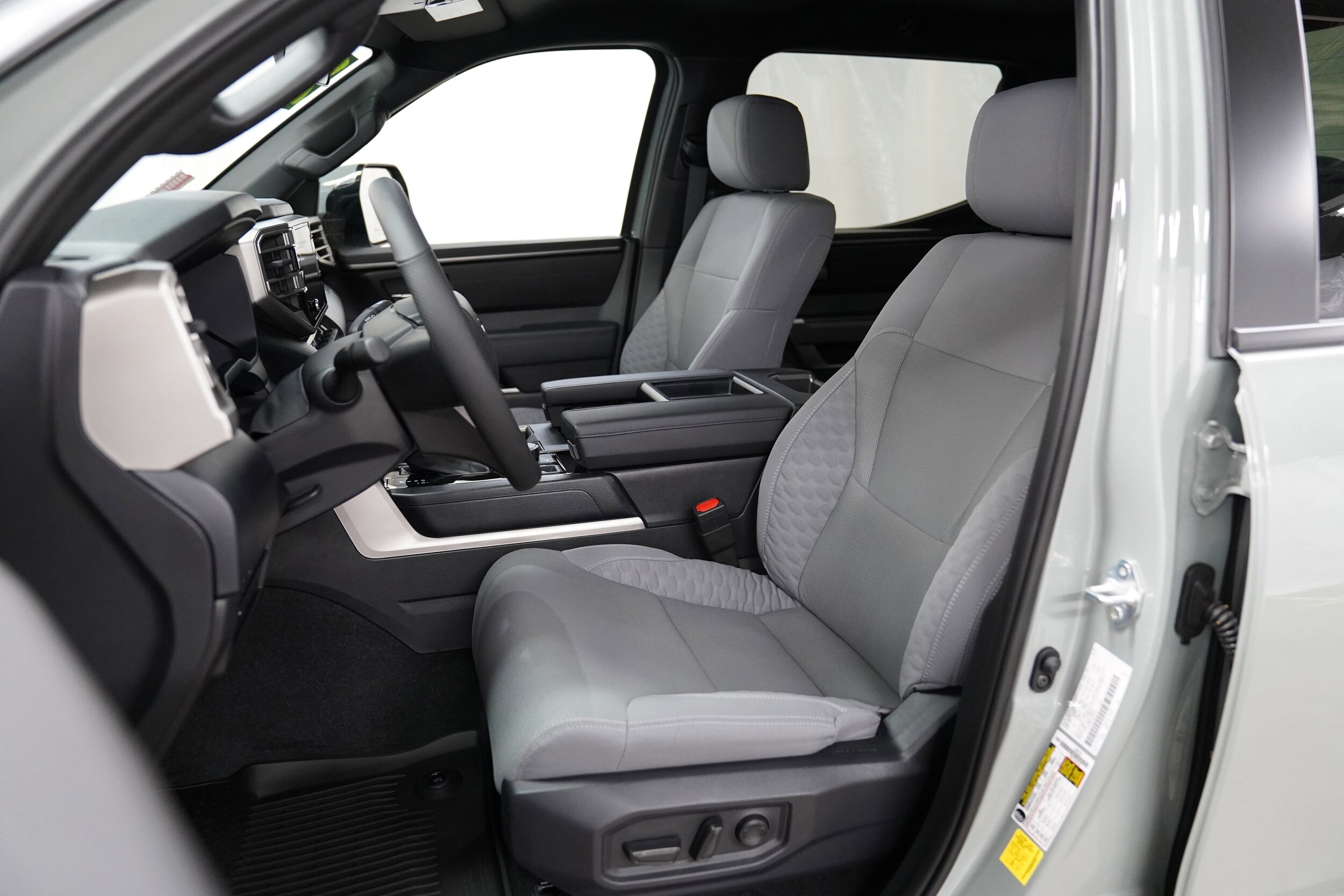 2025 Toyota Tundra SR5 CrewMax photo 4