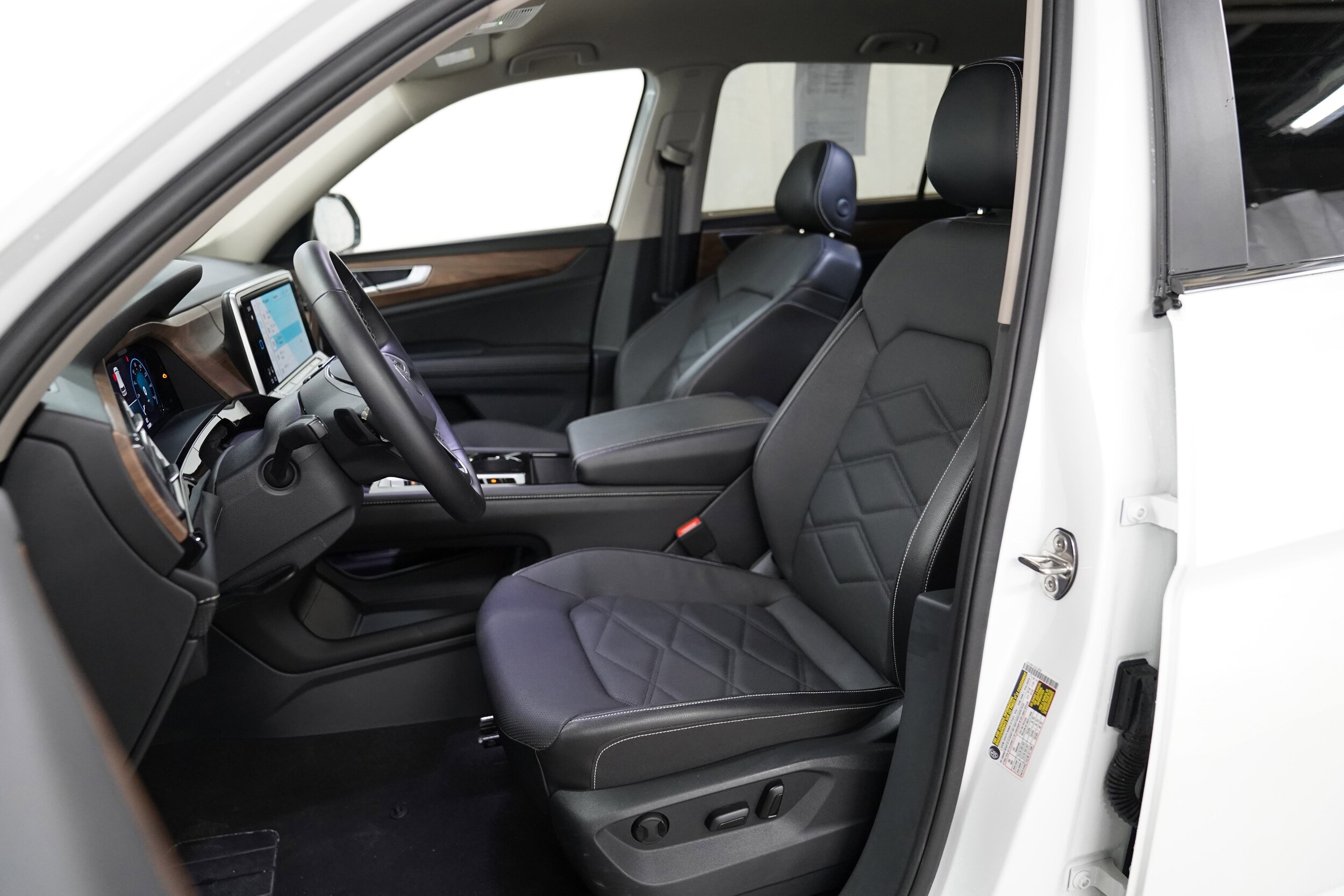 2024 Volkswagen Atlas SE Technology photo 2