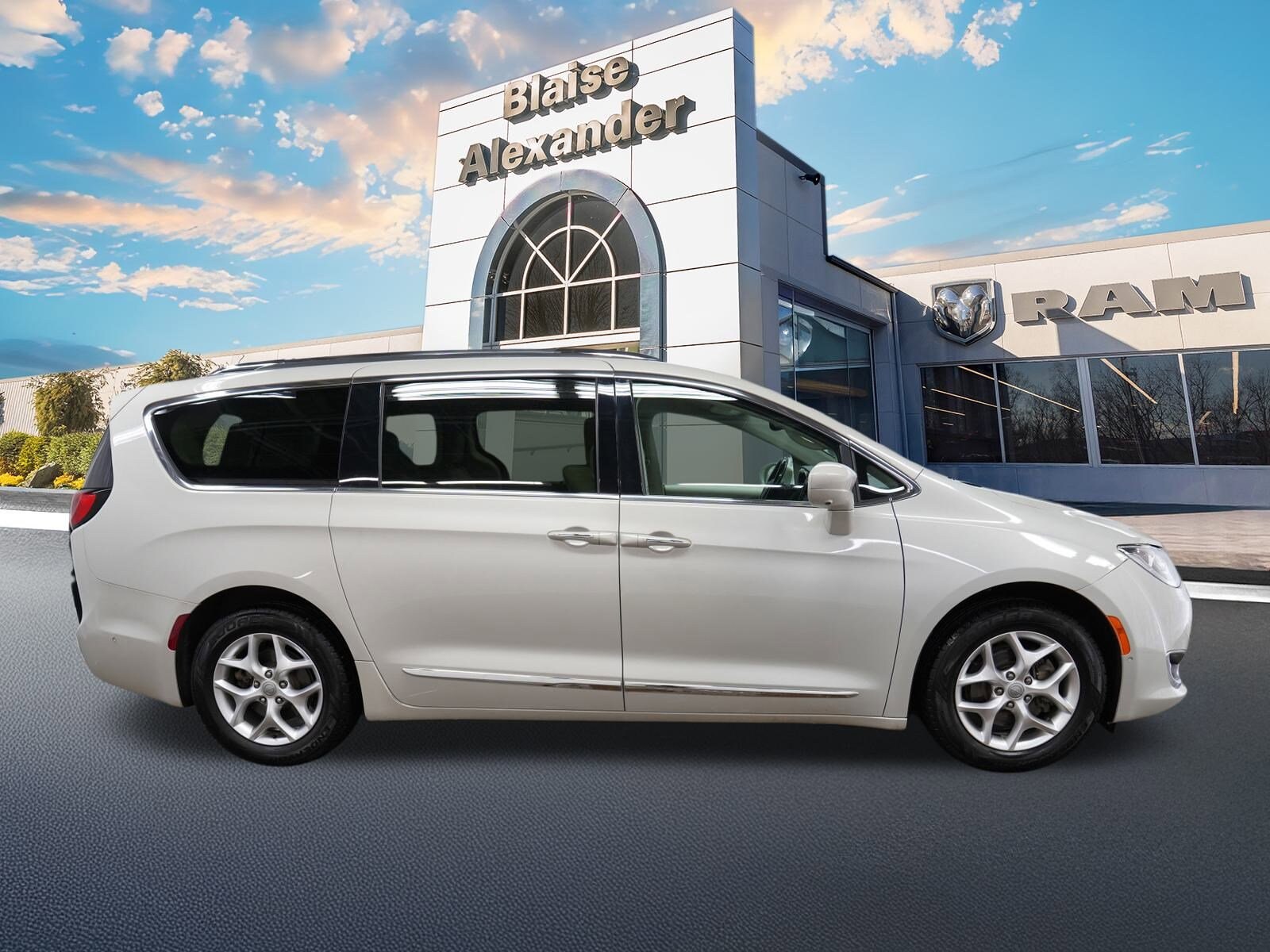 2020 Chrysler Pacifica Touring Plus photo 2