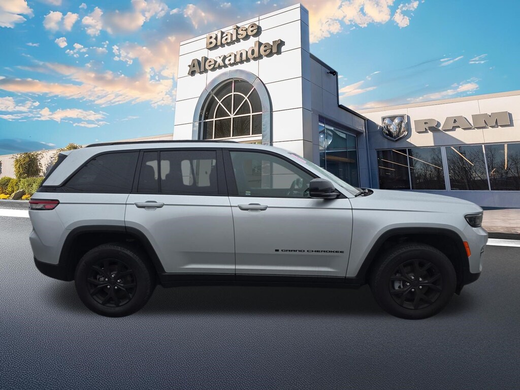 Used 2024 Jeep Grand Cherokee Altitude SUV