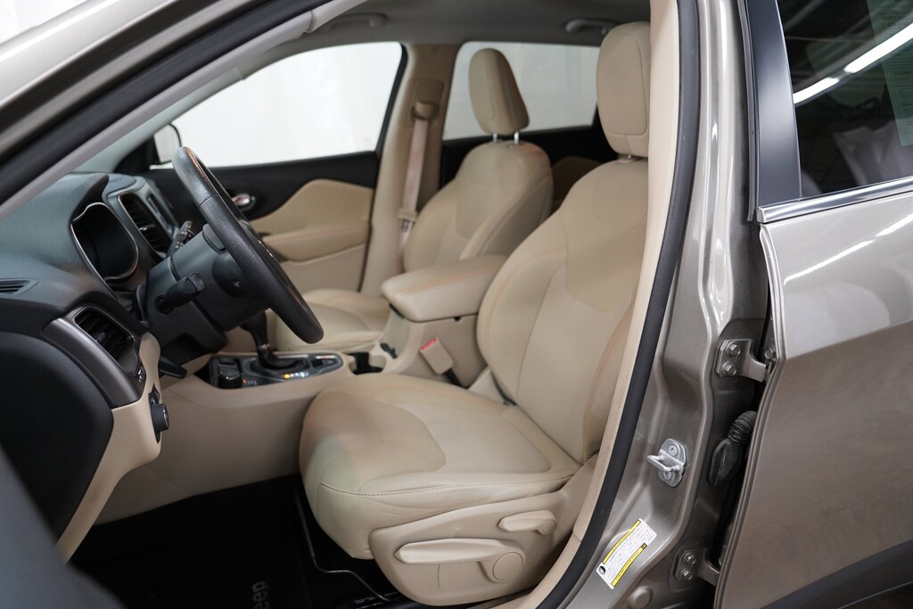 Used 2019 Jeep Cherokee Latitude SUV