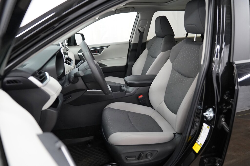 Used 2025 Toyota RAV4 XLE SUV