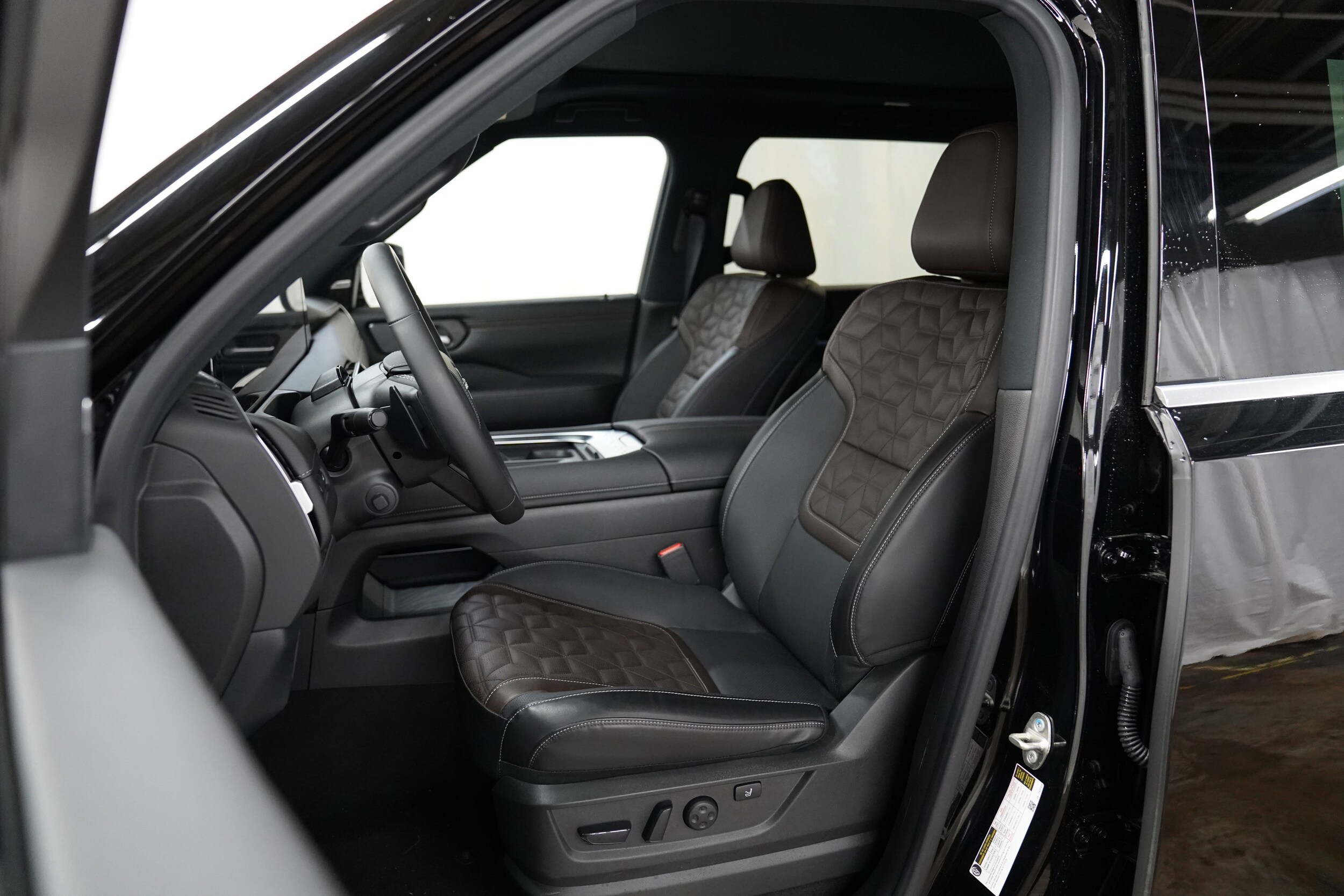 2025 Nissan Armada Platinum Reserve photo 4