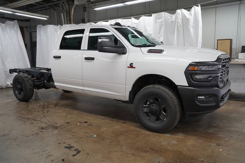 New 2026 Ram 3500 TRADESMAN CREW CAB CHASSIS 4X4 60' CA Pickup