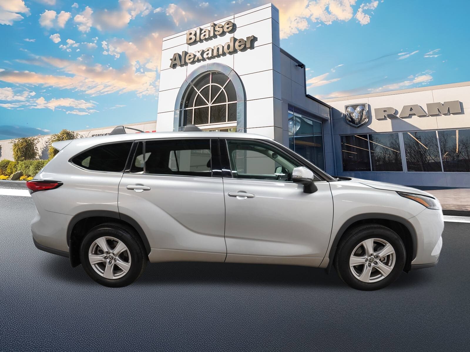 2022 Toyota Highlander LE SE photo 2