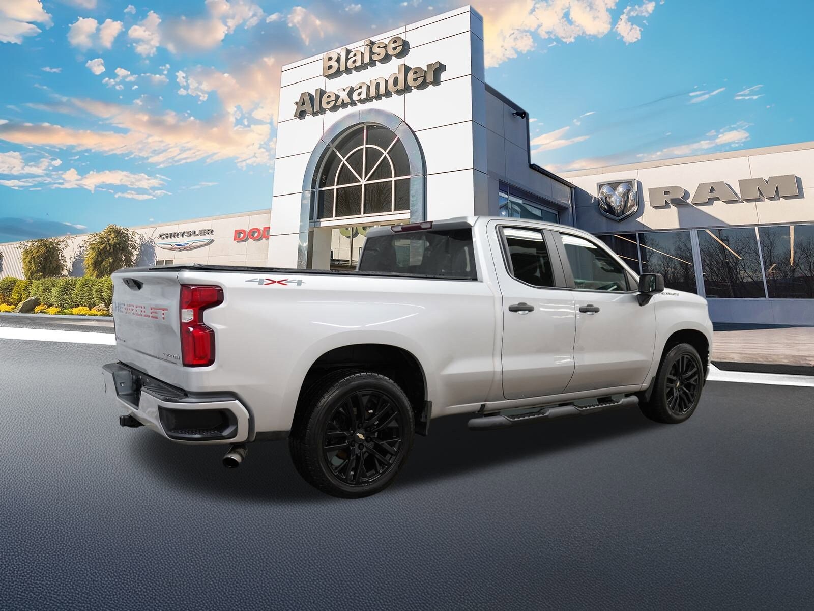 2019 Chevrolet Silverado 1500 Custom photo 3