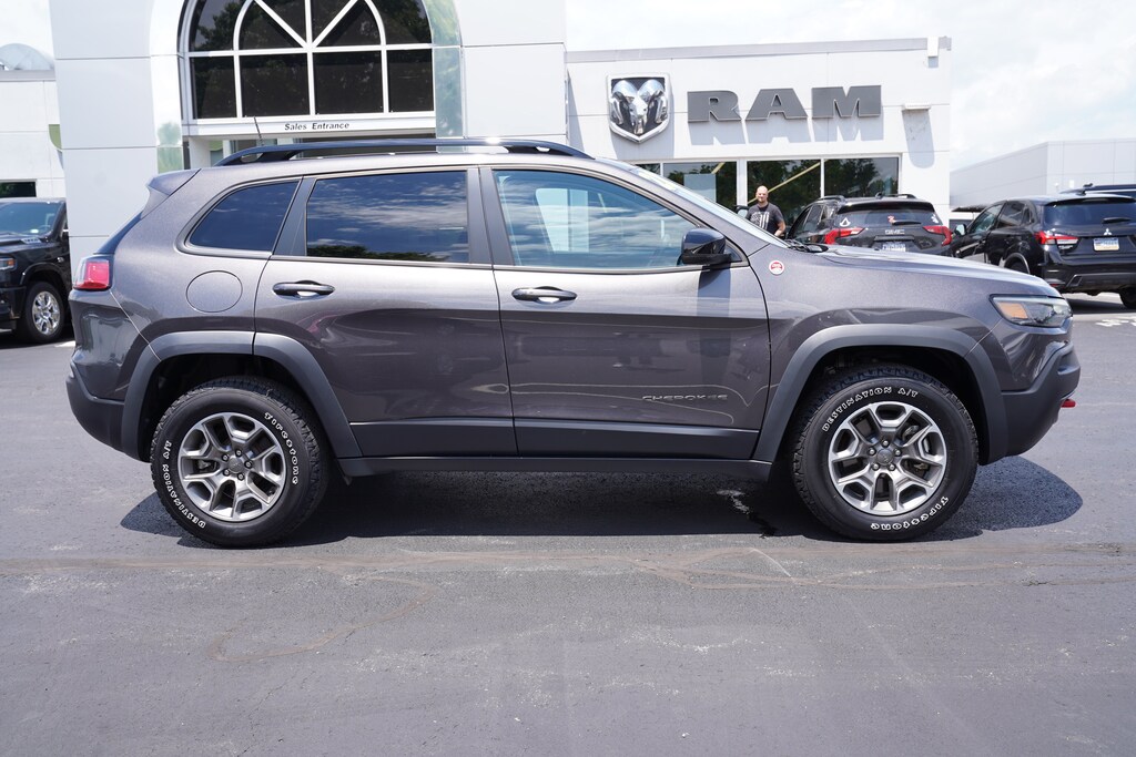 Used 2022 Jeep Cherokee Trailhawk SUV