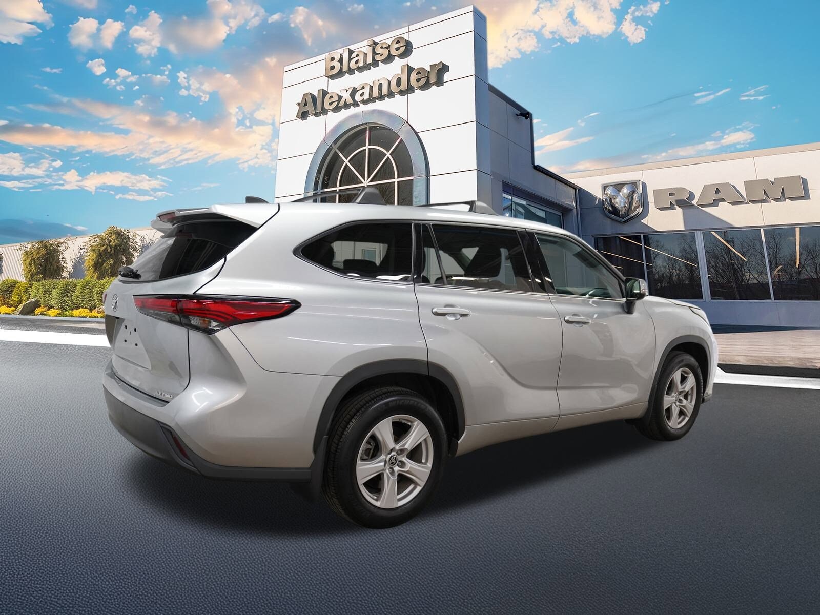 2022 Toyota Highlander LE SE photo 3