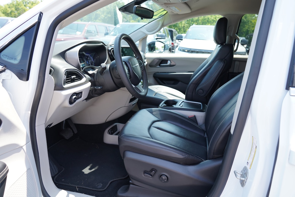 Used 2024 Chrysler Pacifica Touring L Van Passenger Van