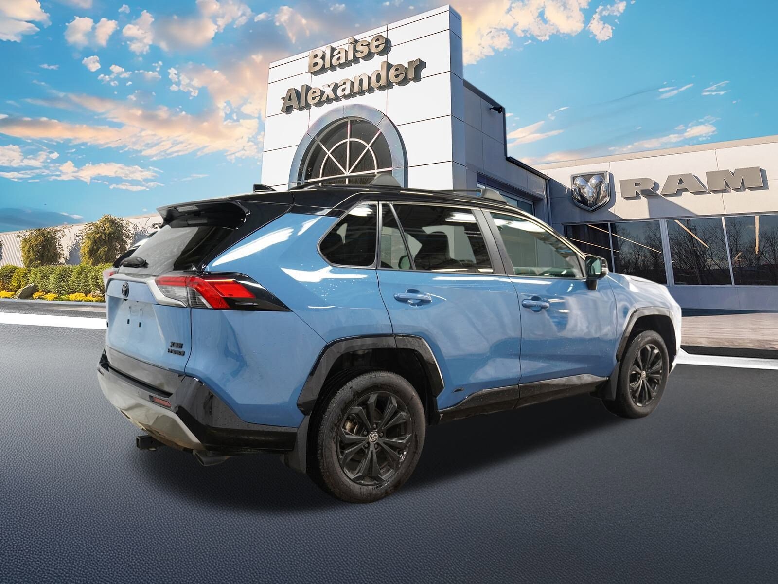 2023 Toyota RAV4 Hybrid XSE photo 3