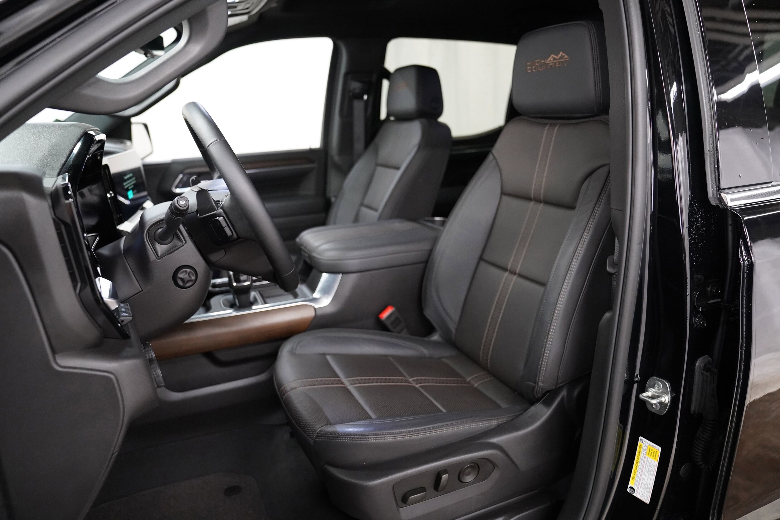 2025 Chevrolet Silverado 1500 High Country photo 2