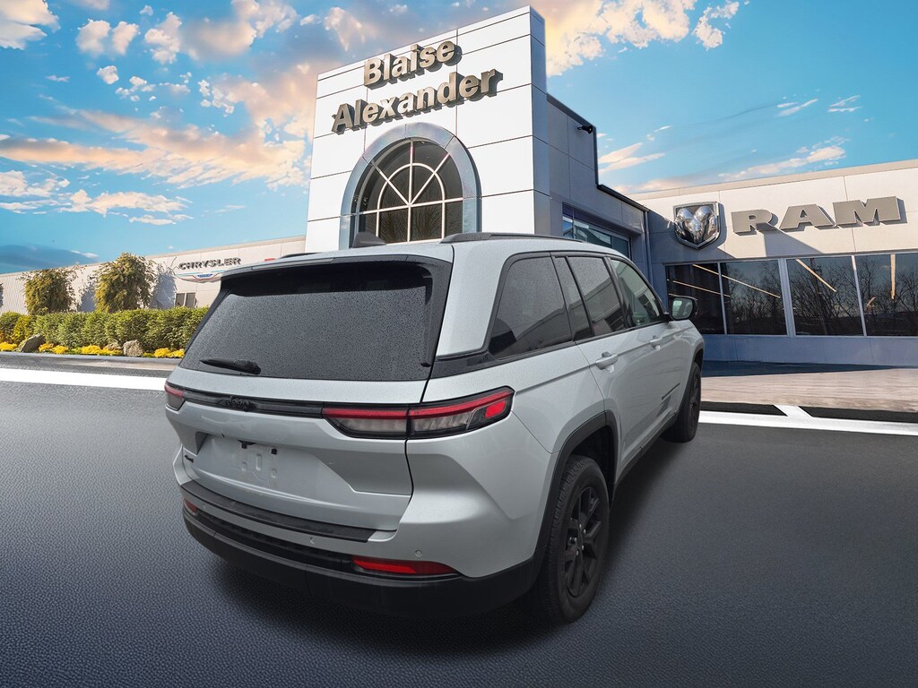 Used 2024 Jeep Grand Cherokee Altitude SUV