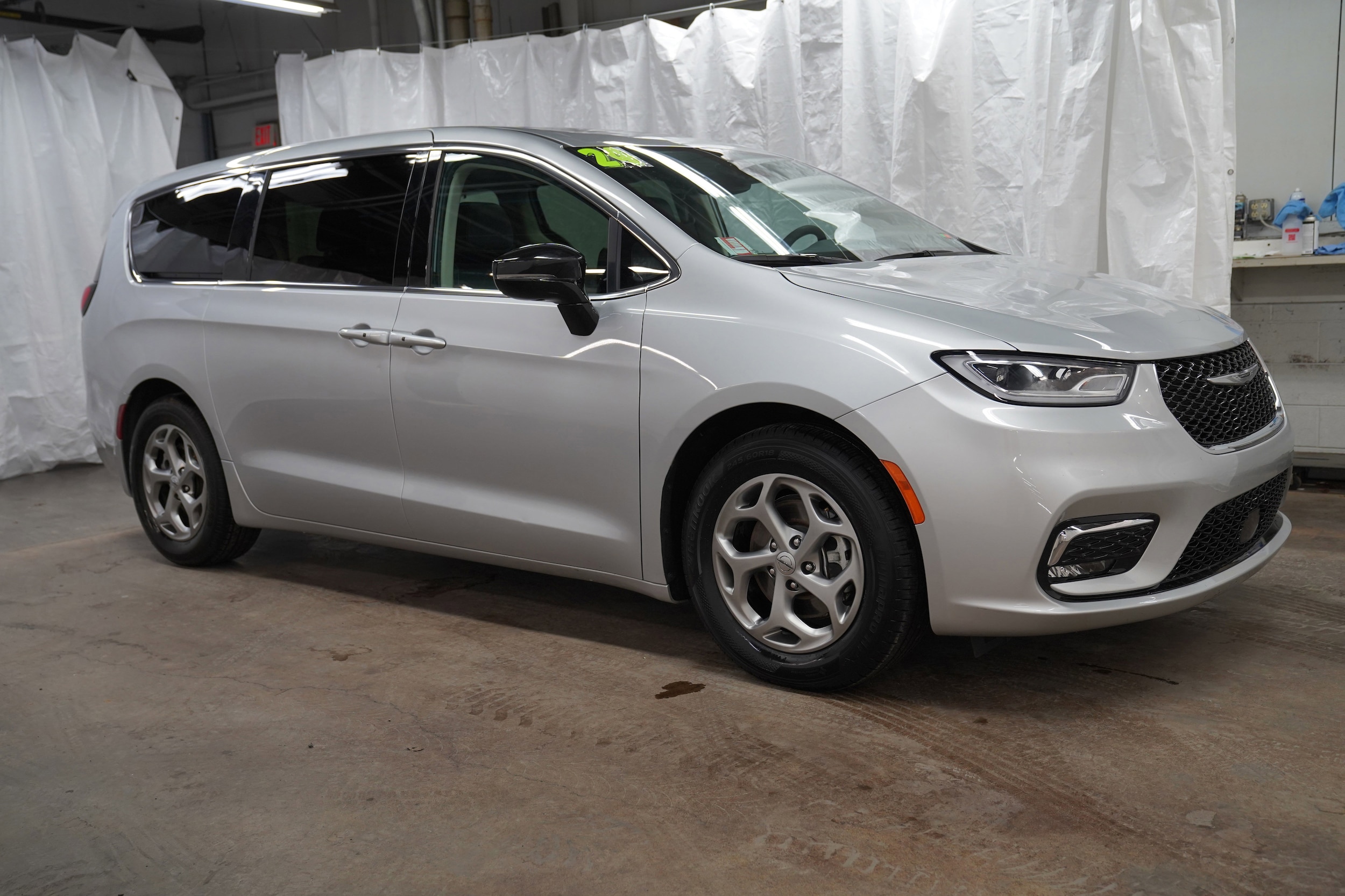 2024 Chrysler Pacifica Limited's photo