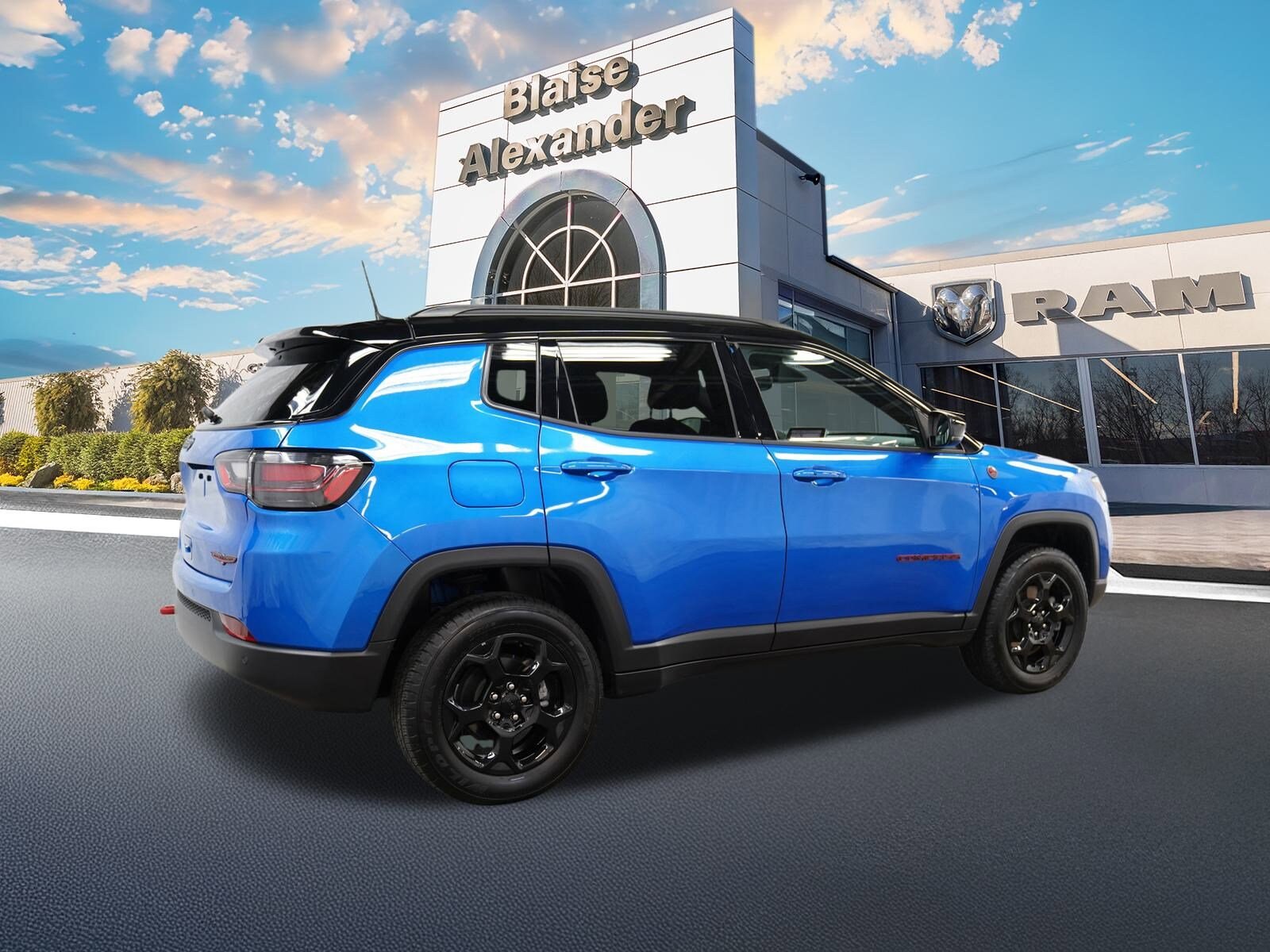2024 Jeep Compass Trailhawk photo 3