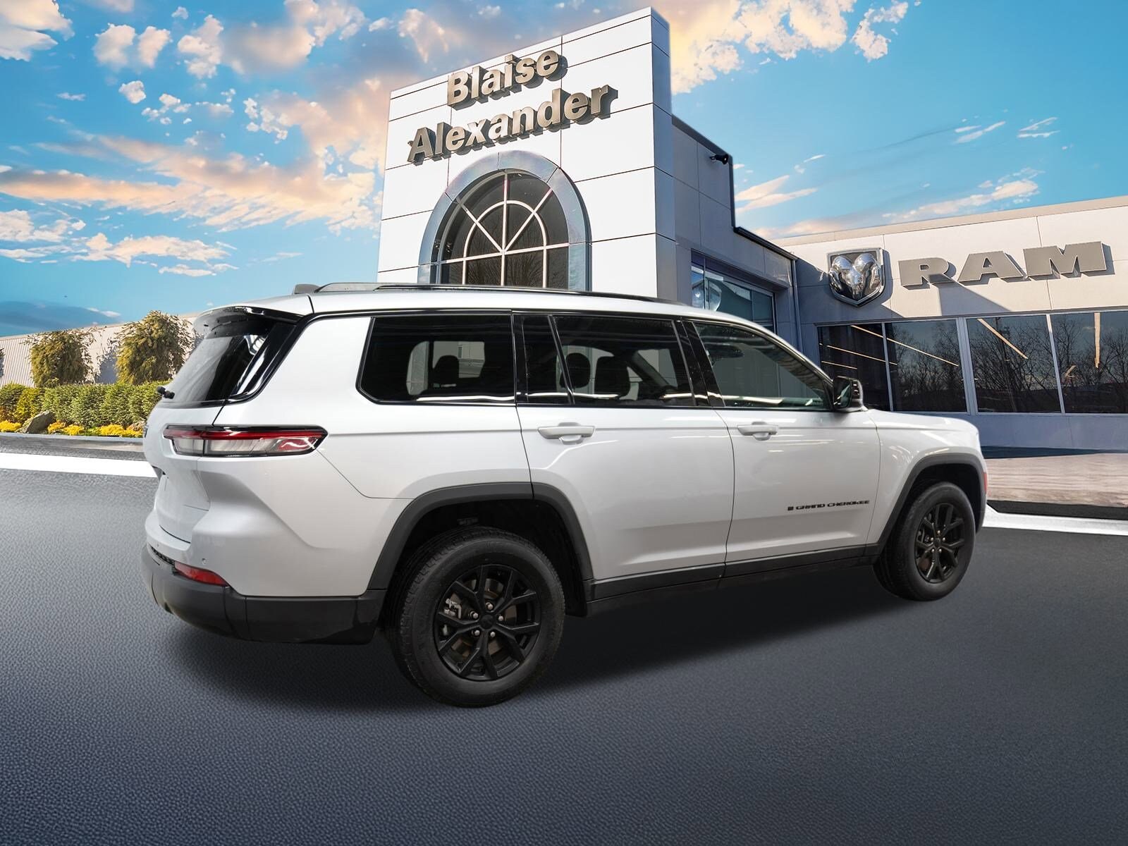 2024 Jeep Grand Cherokee Altitude photo 2