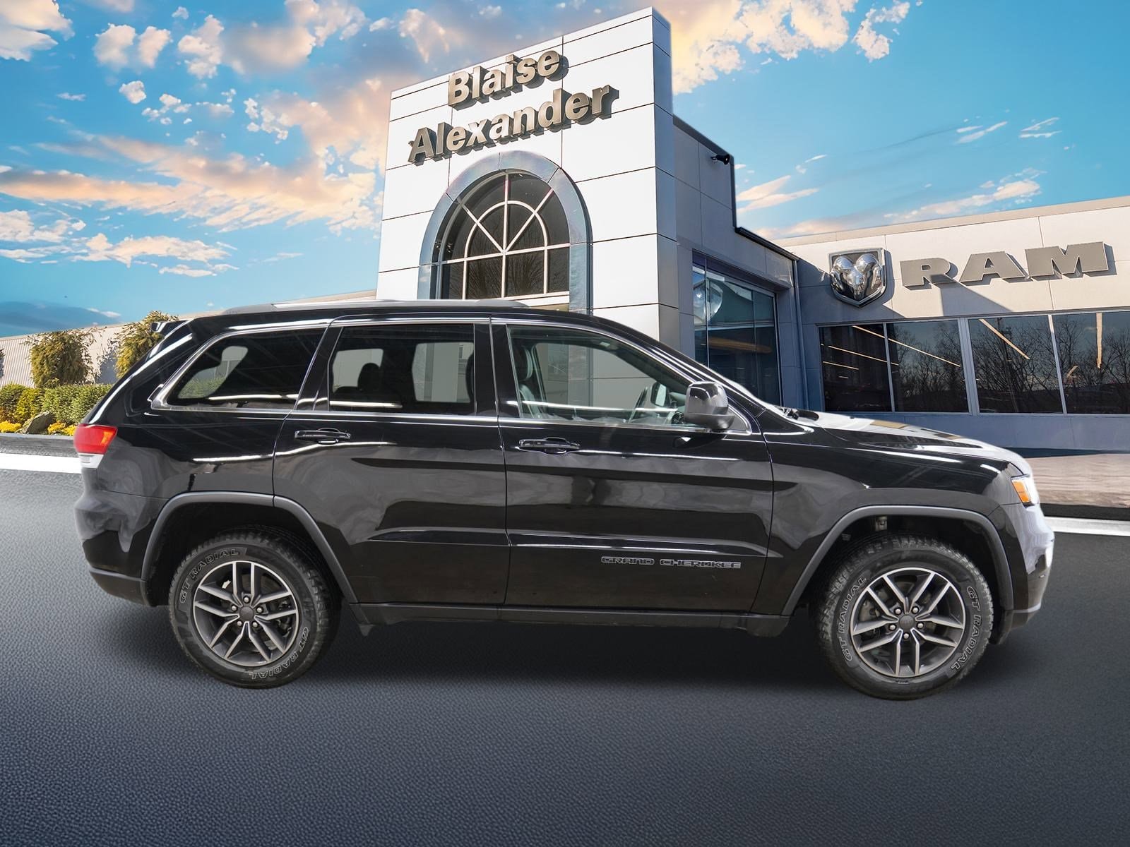 Used 2019 Jeep Grand Cherokee Laredo E with VIN 1C4RJFAG9KC547787 for sale in Lewisburg, PA