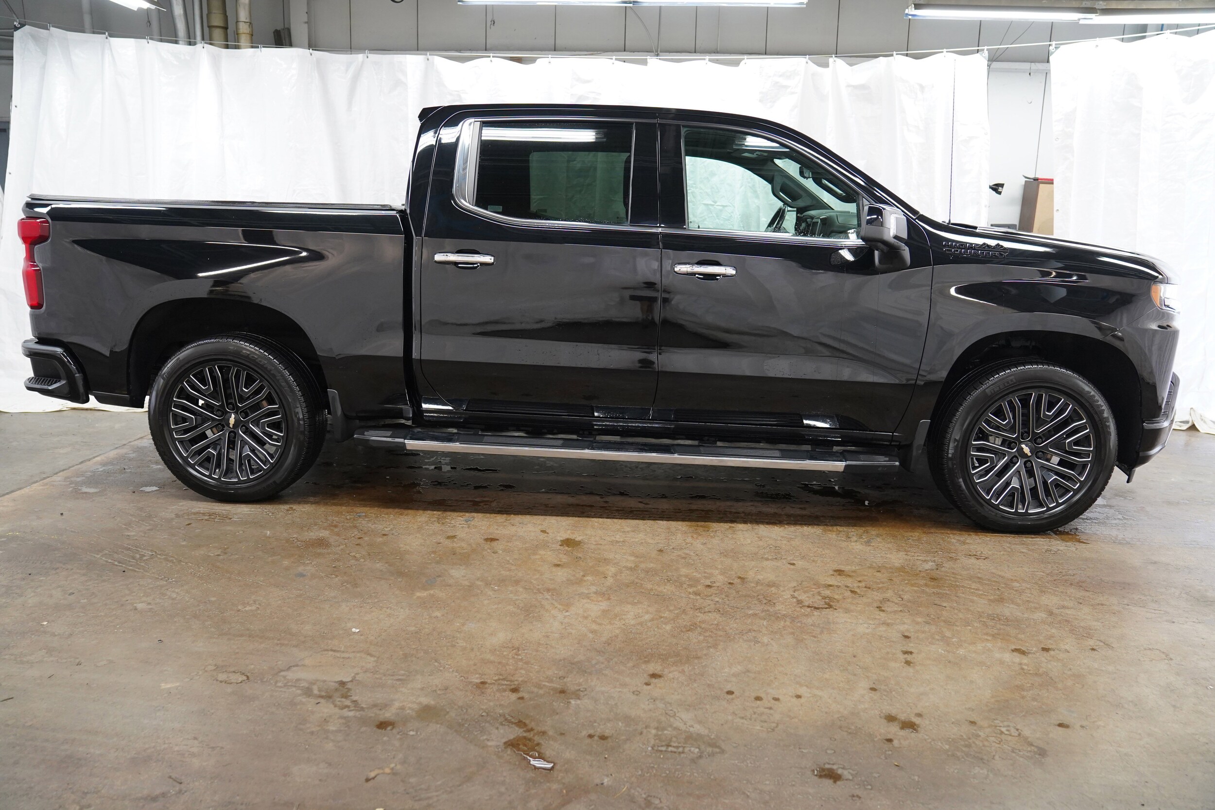 2022 Chevrolet Silverado 1500 High Country photo 2