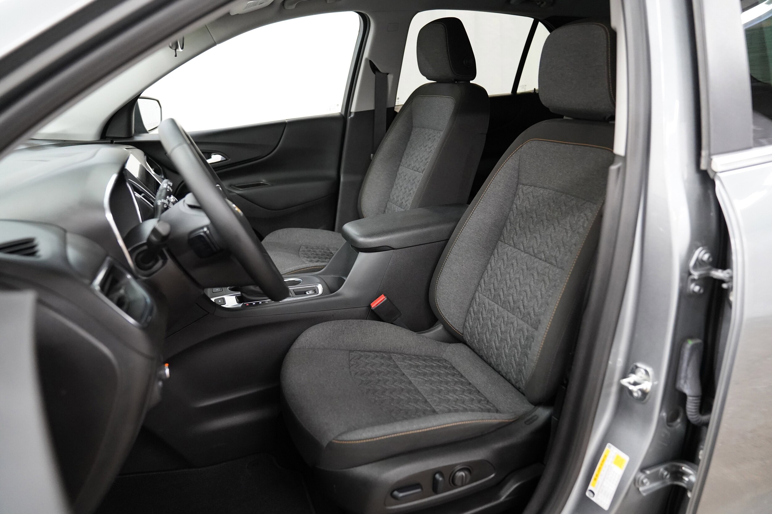 2024 Chevrolet Equinox LT photo 2