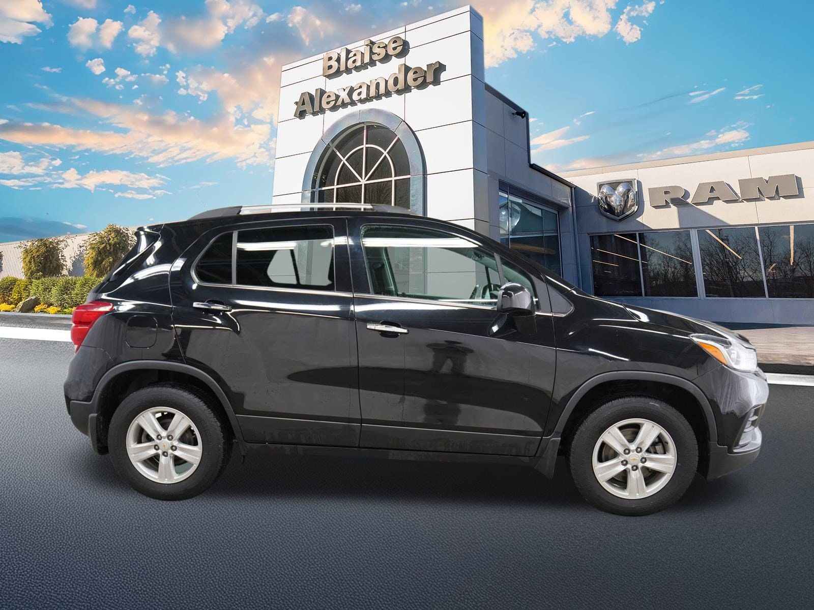 Used 2019 Chevrolet Trax LT with VIN KL7CJPSB2KB743863 for sale in Lewisburg, PA