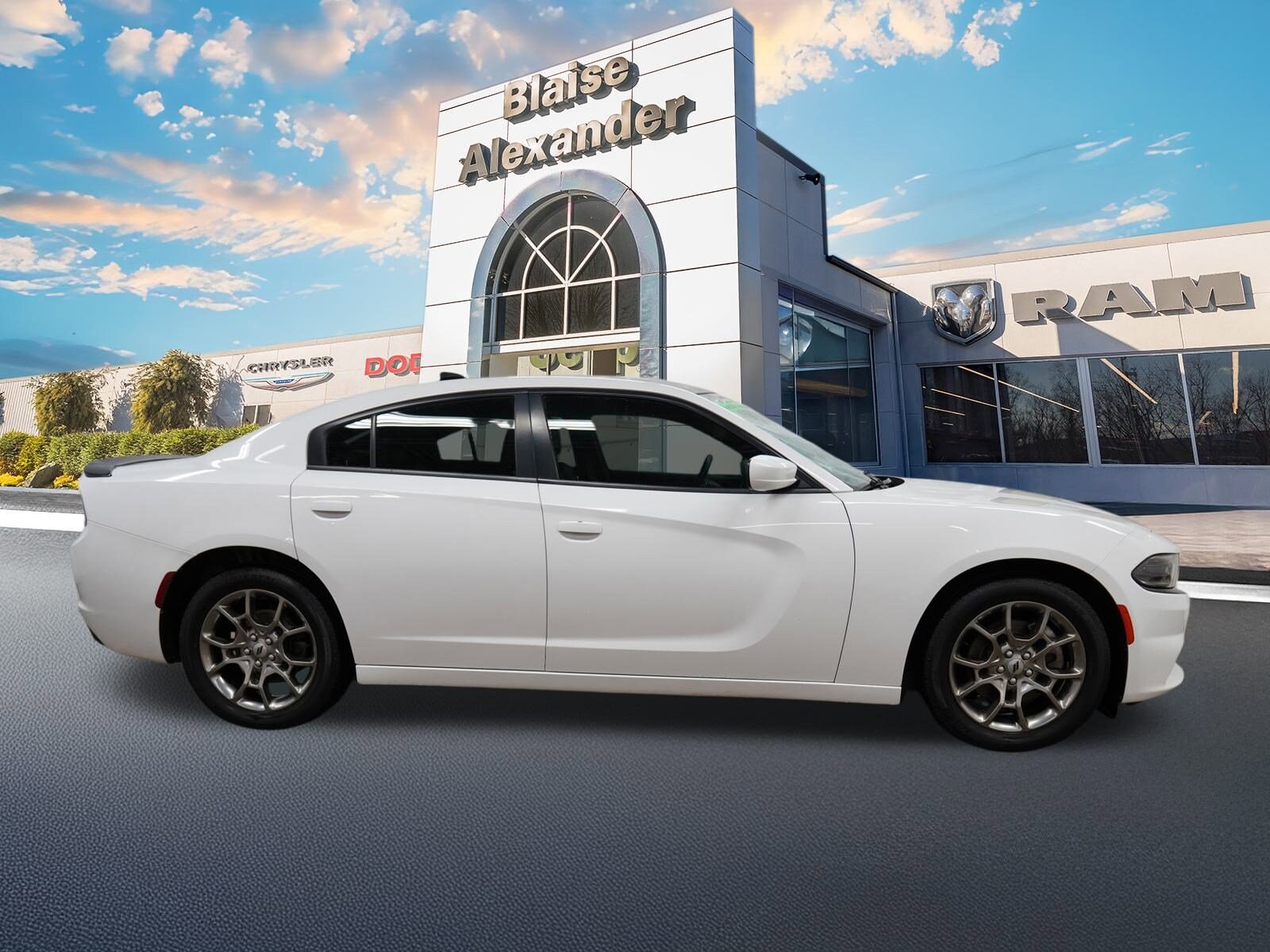 2017 Dodge Charger SXT AWD photo 2