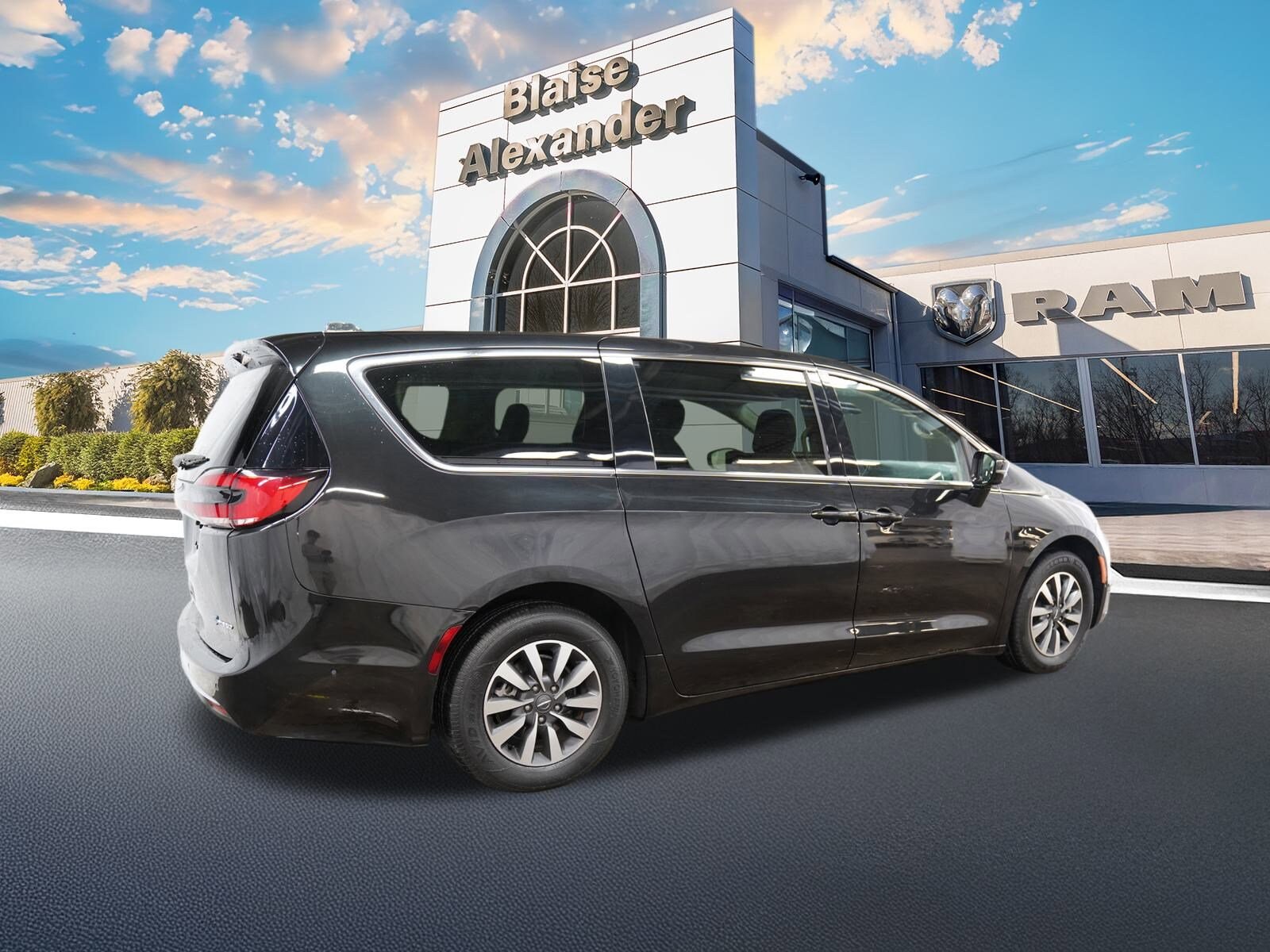 2022 Chrysler Pacifica Hybrid Touring L photo 3