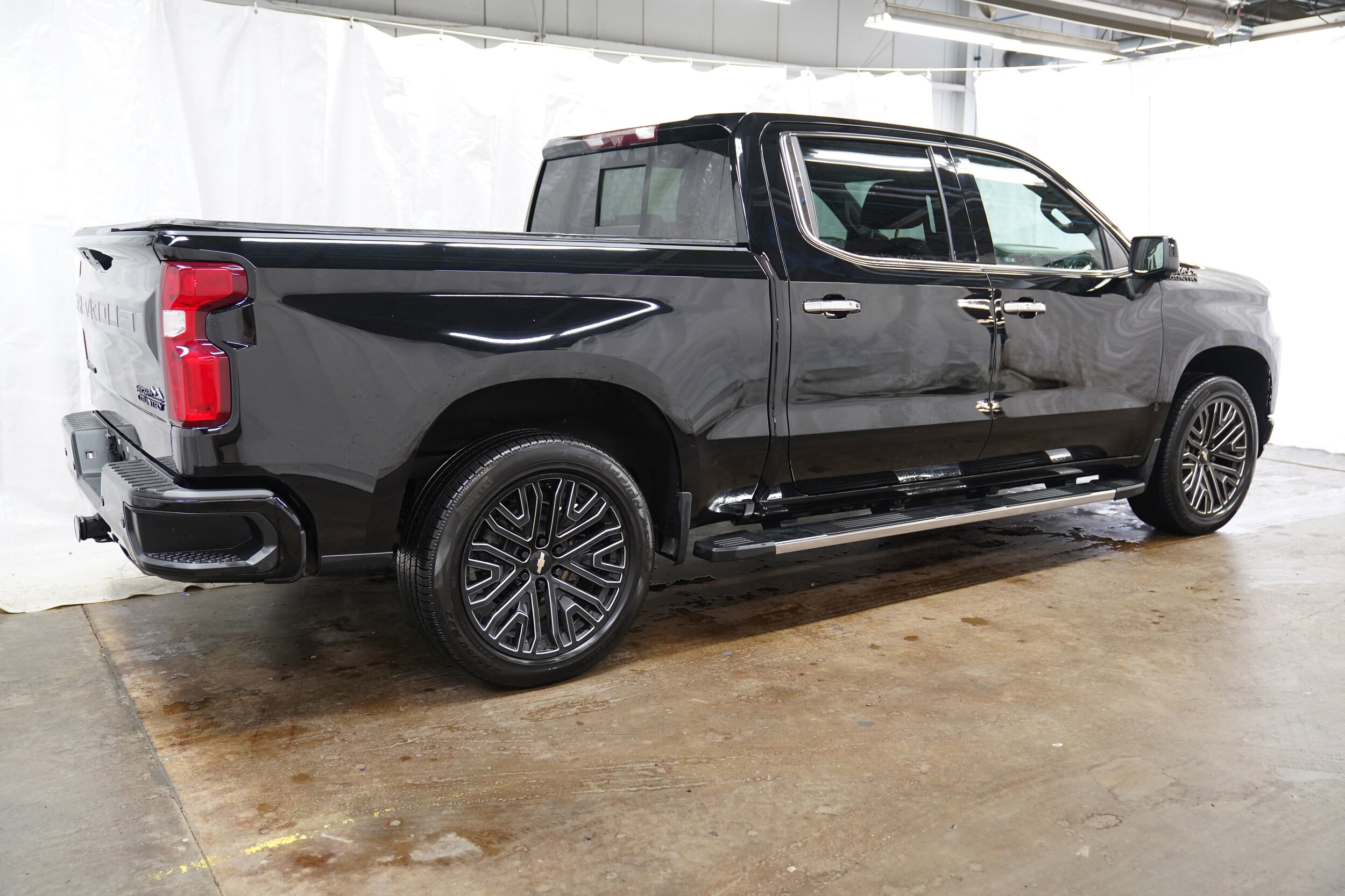 2022 Chevrolet Silverado 1500 High Country photo 3