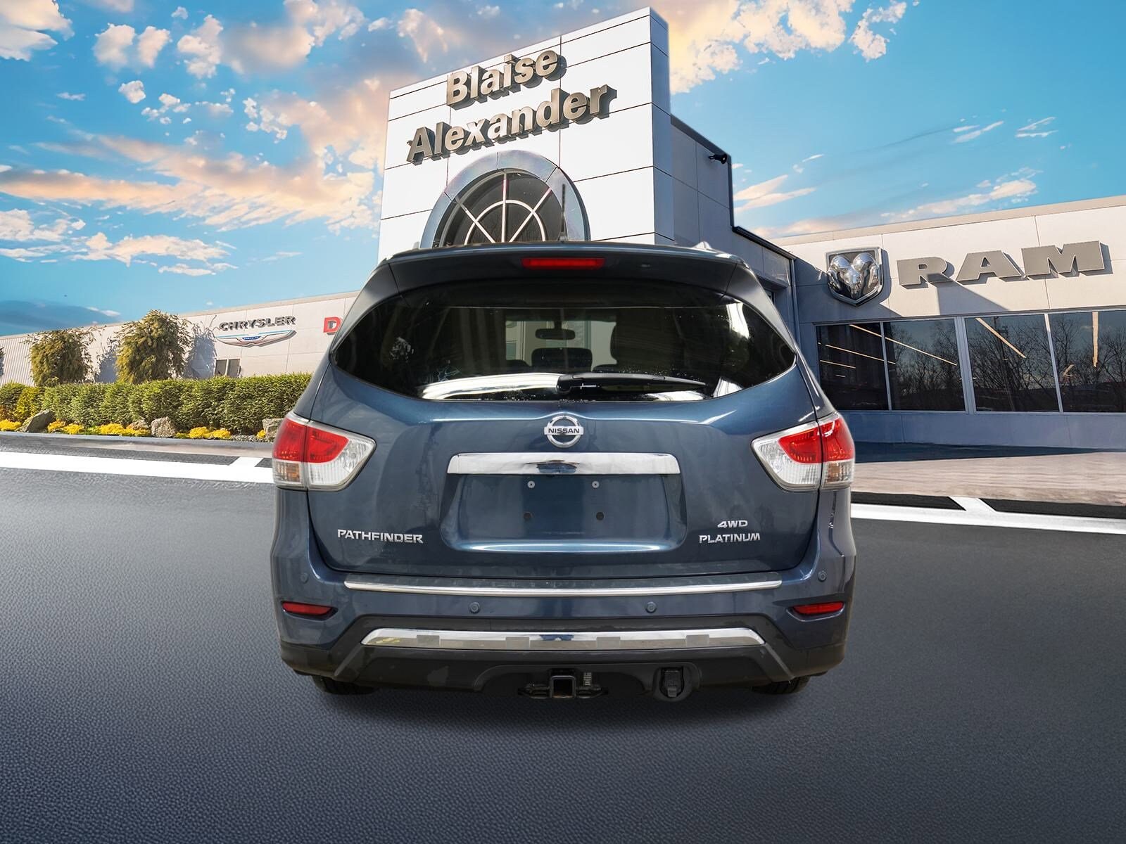 2015 Nissan Pathfinder Platinum photo 4