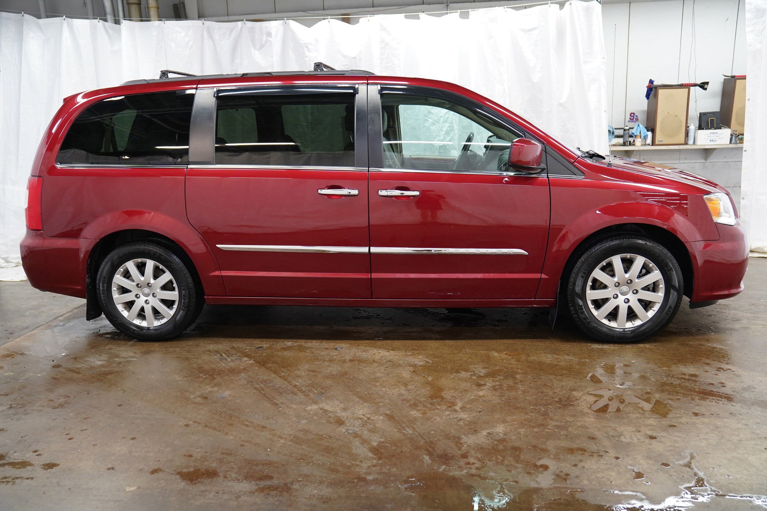 2016 Chrysler Town & Country Touring photo 2