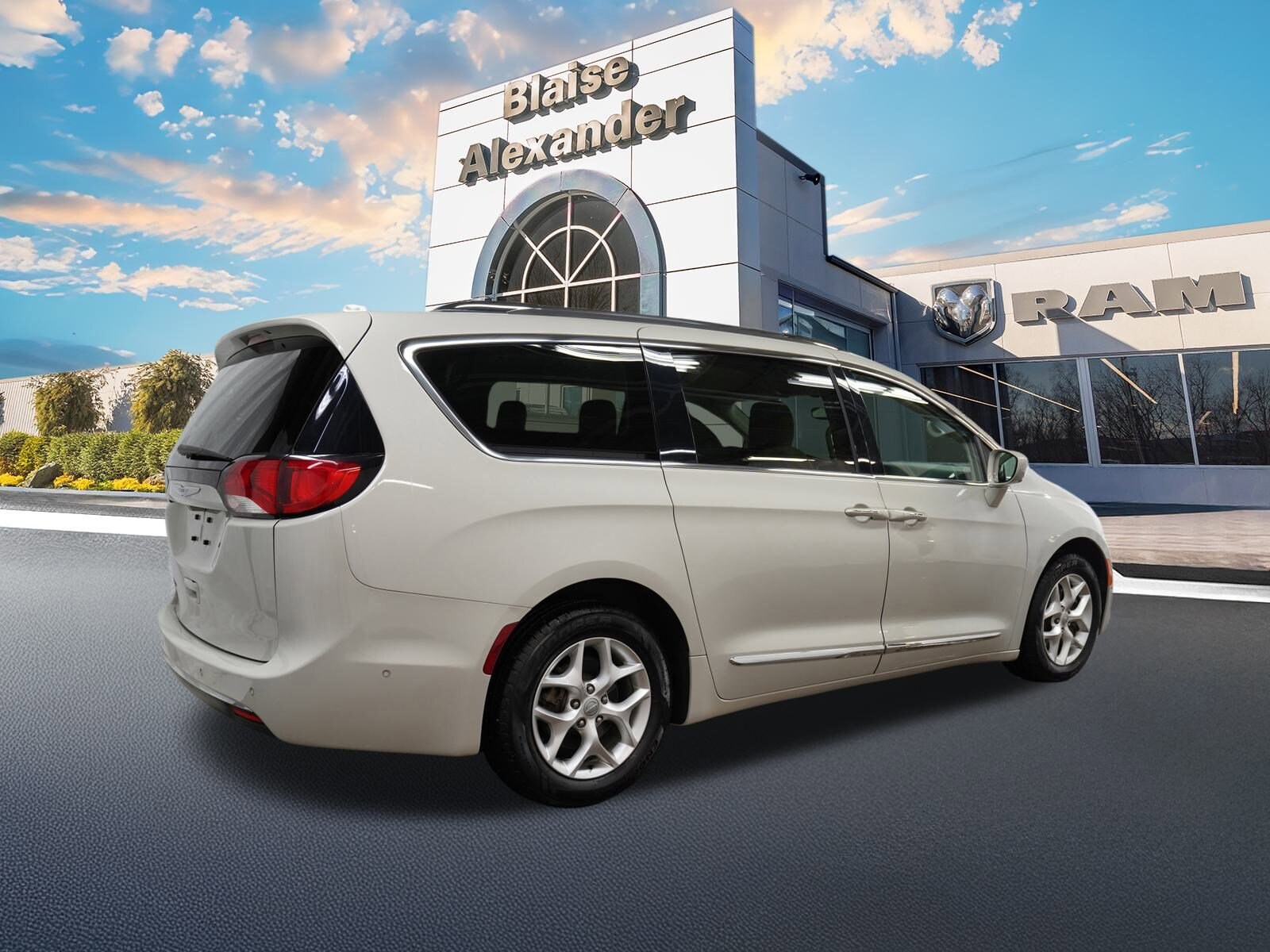 2020 Chrysler Pacifica Touring Plus photo 3