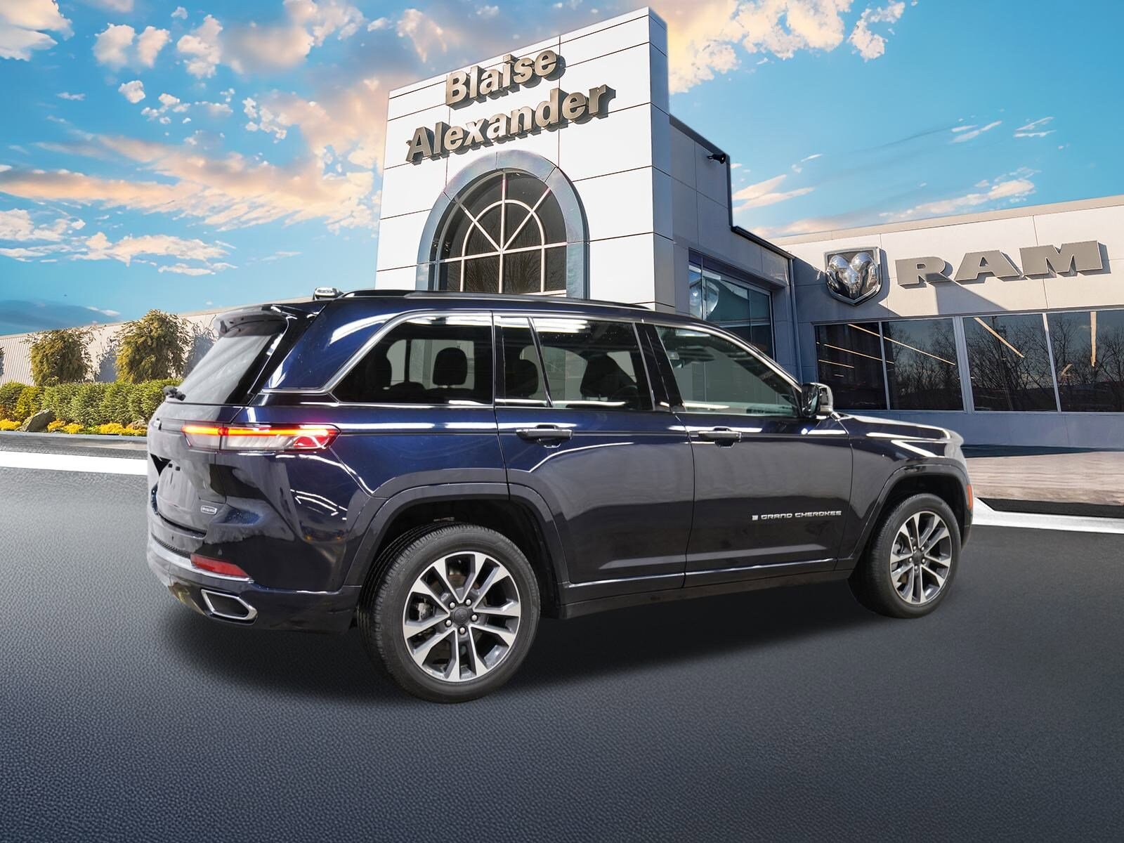 2023 Jeep Grand Cherokee Overland photo 3