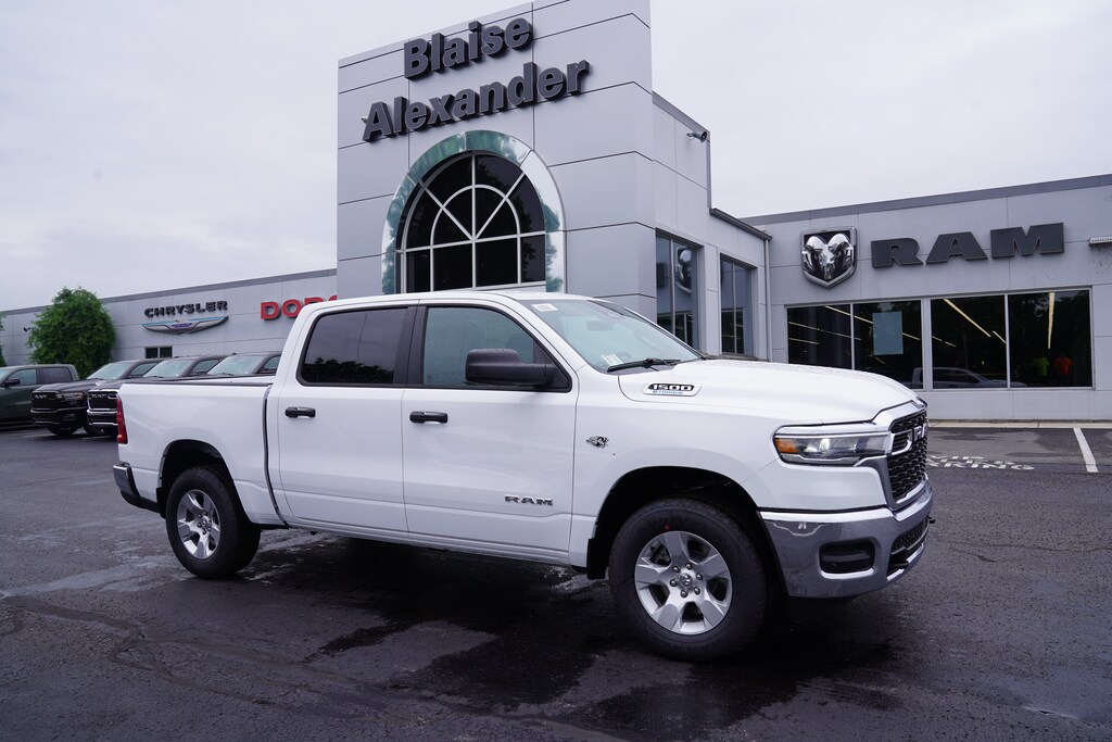 New 2026 Ram 1500 TRADESMAN CREW CAB 4X4 5'7 BOX Pickup
