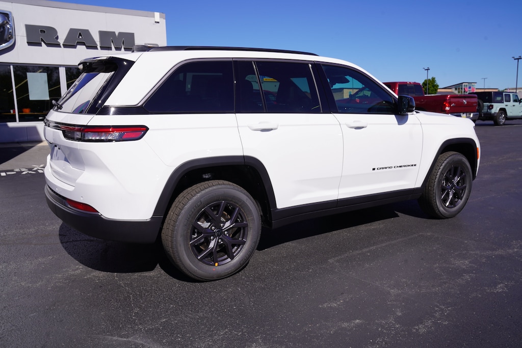 New 2027 Jeep Grand Cherokee 2 Row LAREDO 4X4 Sport Utility