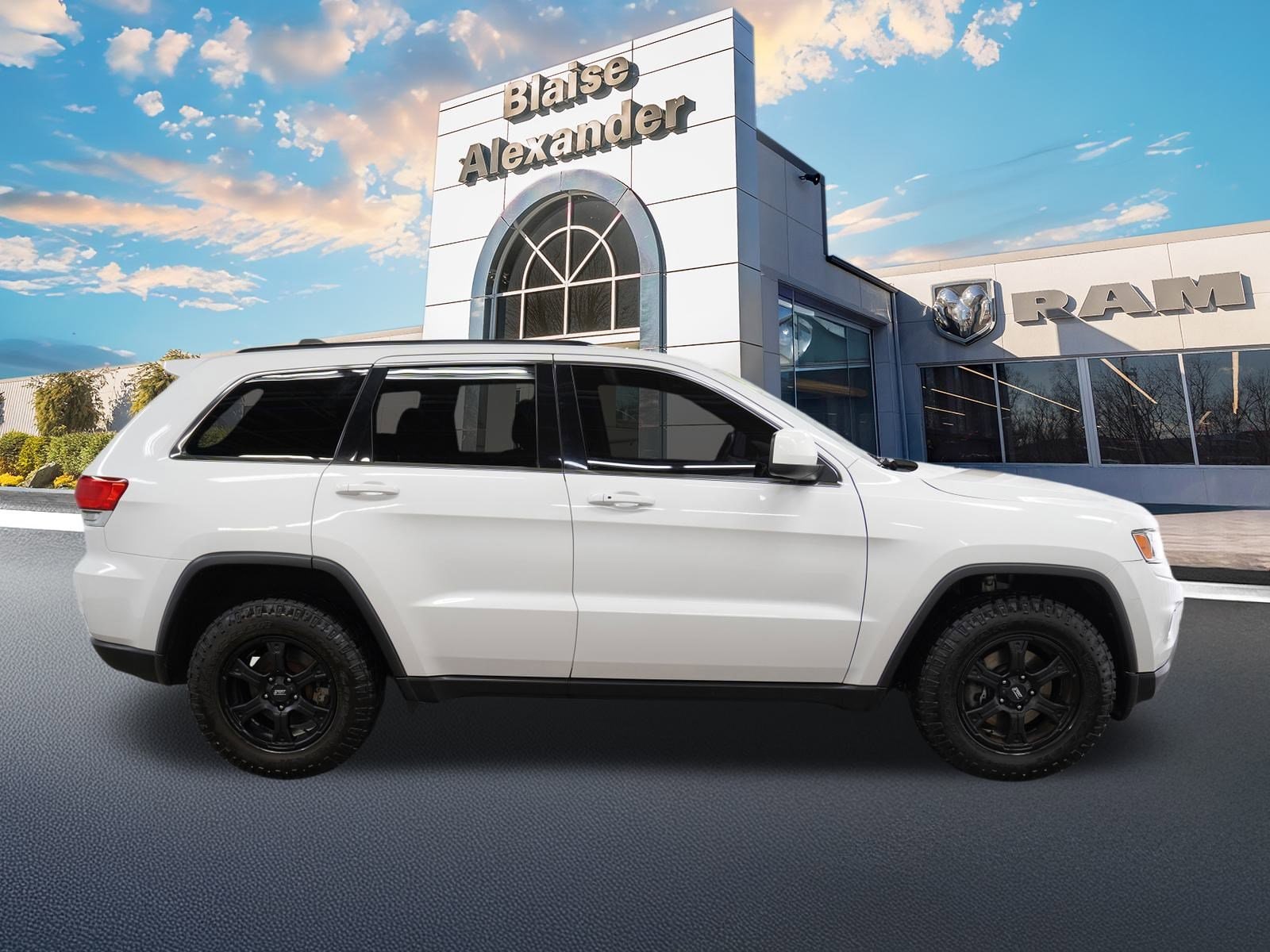 Used 2016 Jeep Grand Cherokee Laredo with VIN 1C4RJFAG8GC405681 for sale in Lewisburg, PA