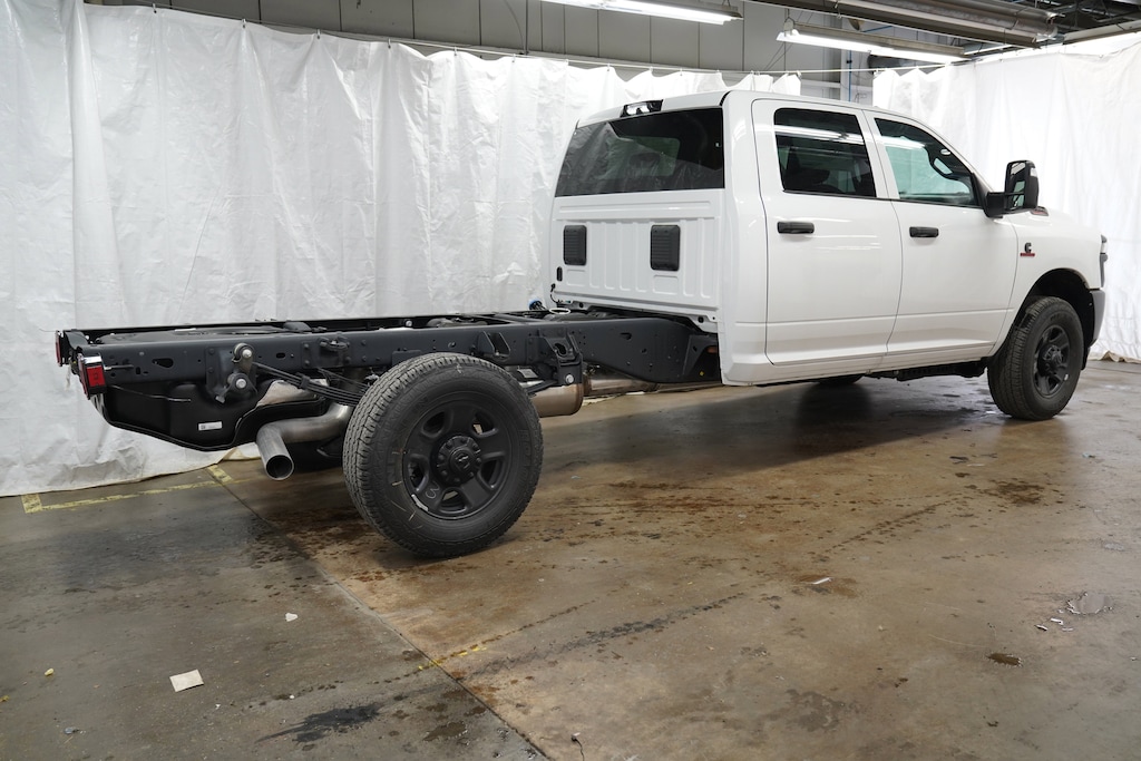 New 2026 Ram 3500 TRADESMAN CREW CAB CHASSIS 4X4 60' CA Pickup