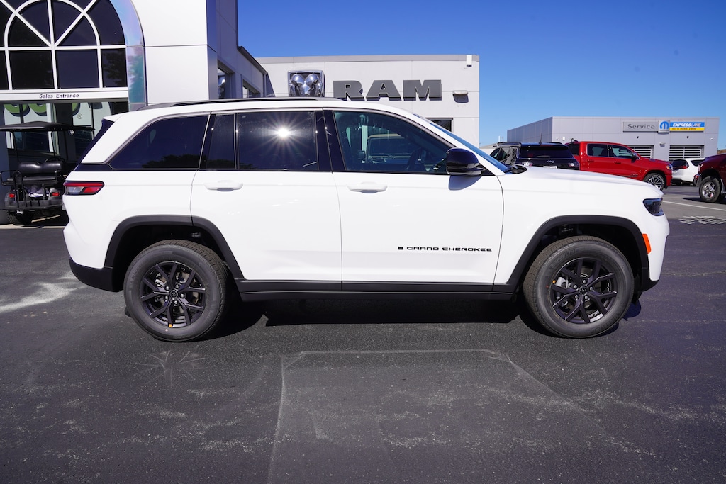 New 2027 Jeep Grand Cherokee 2 Row LAREDO 4X4 Sport Utility