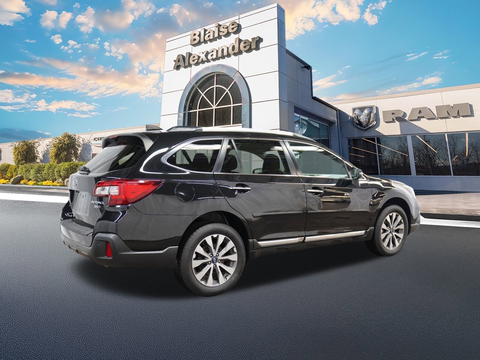 2019 Subaru Outback 3.6R Touring photo 2