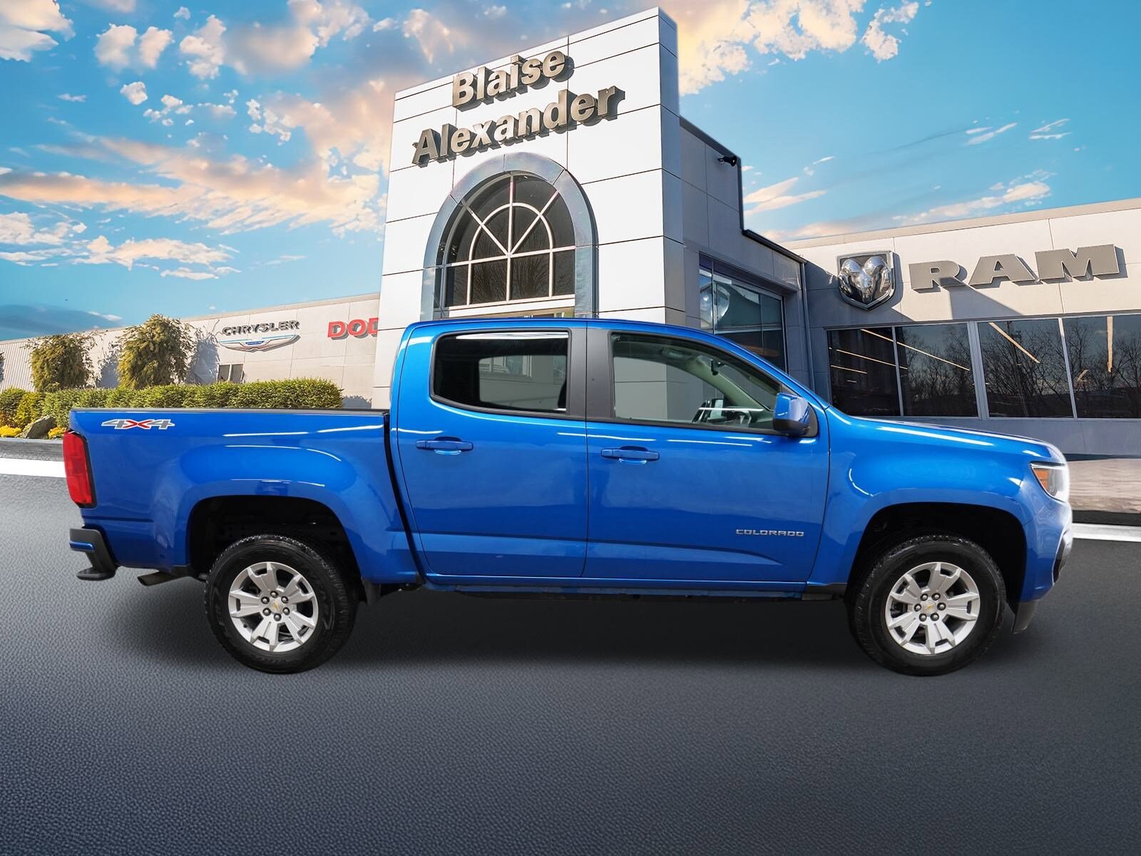 2022 Chevrolet Colorado LT photo 2