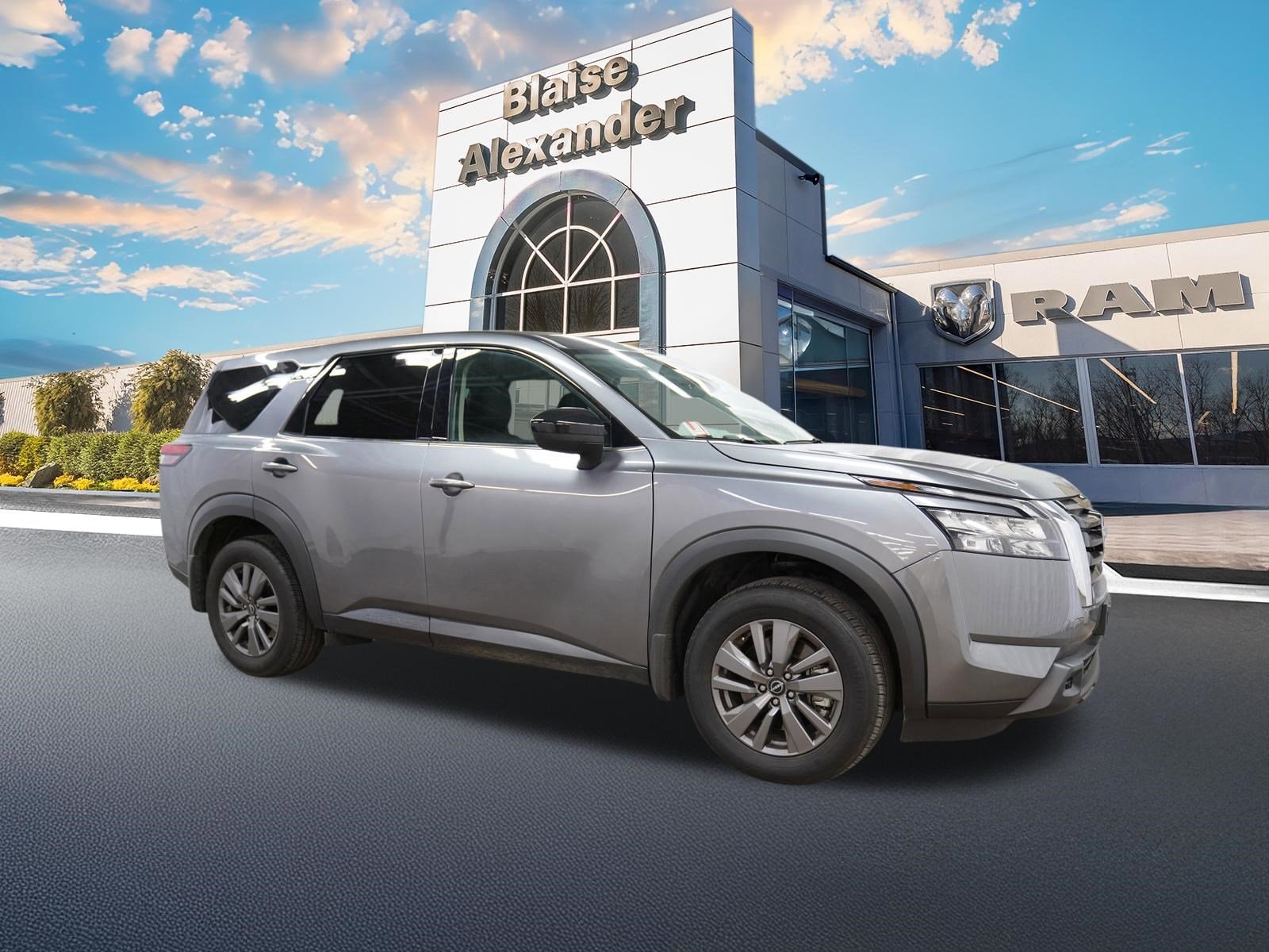 2025 Nissan Pathfinder S 2WD's photo