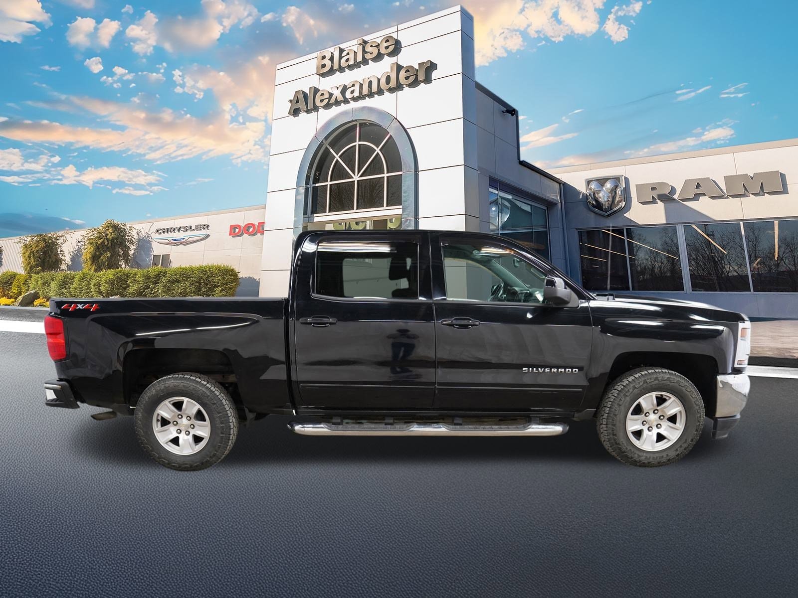 Used 2018 Chevrolet Silverado 1500 LT with VIN 3GCUKREC0JG597571 for sale in Lewisburg, PA