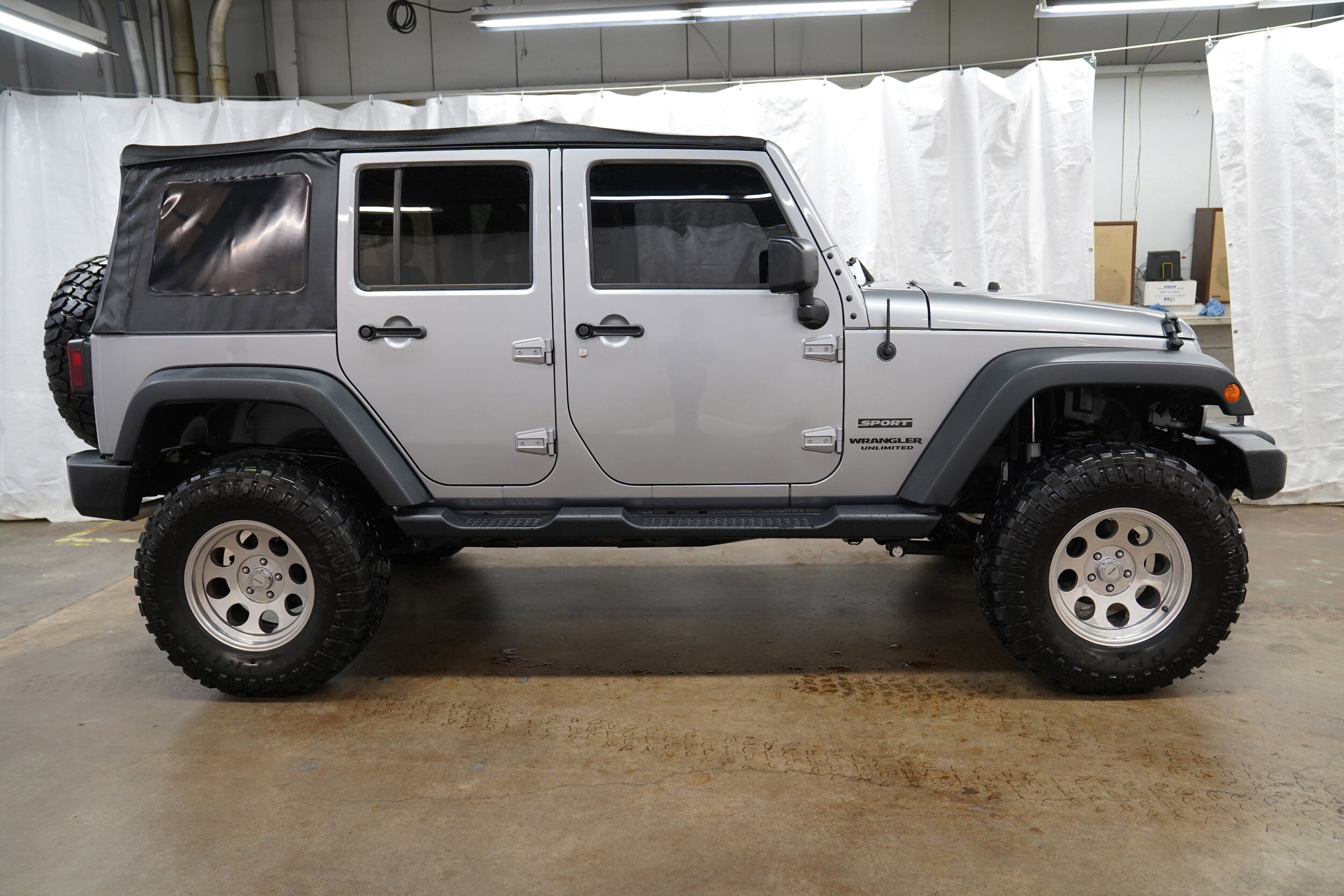 2017 Jeep Wrangler Unlimited Sport photo 2