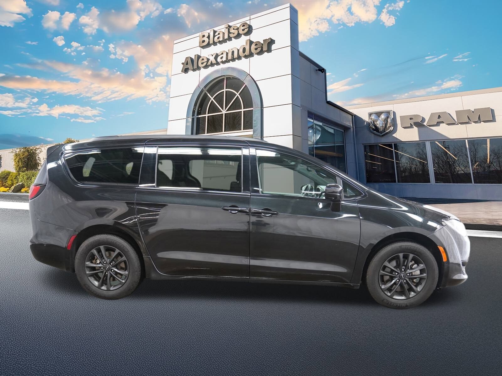 Used 2020 Chrysler Pacifica AWD LAUNCH EDITION with VIN 2C4RC3BG5LR263928 for sale in Lewisburg, PA