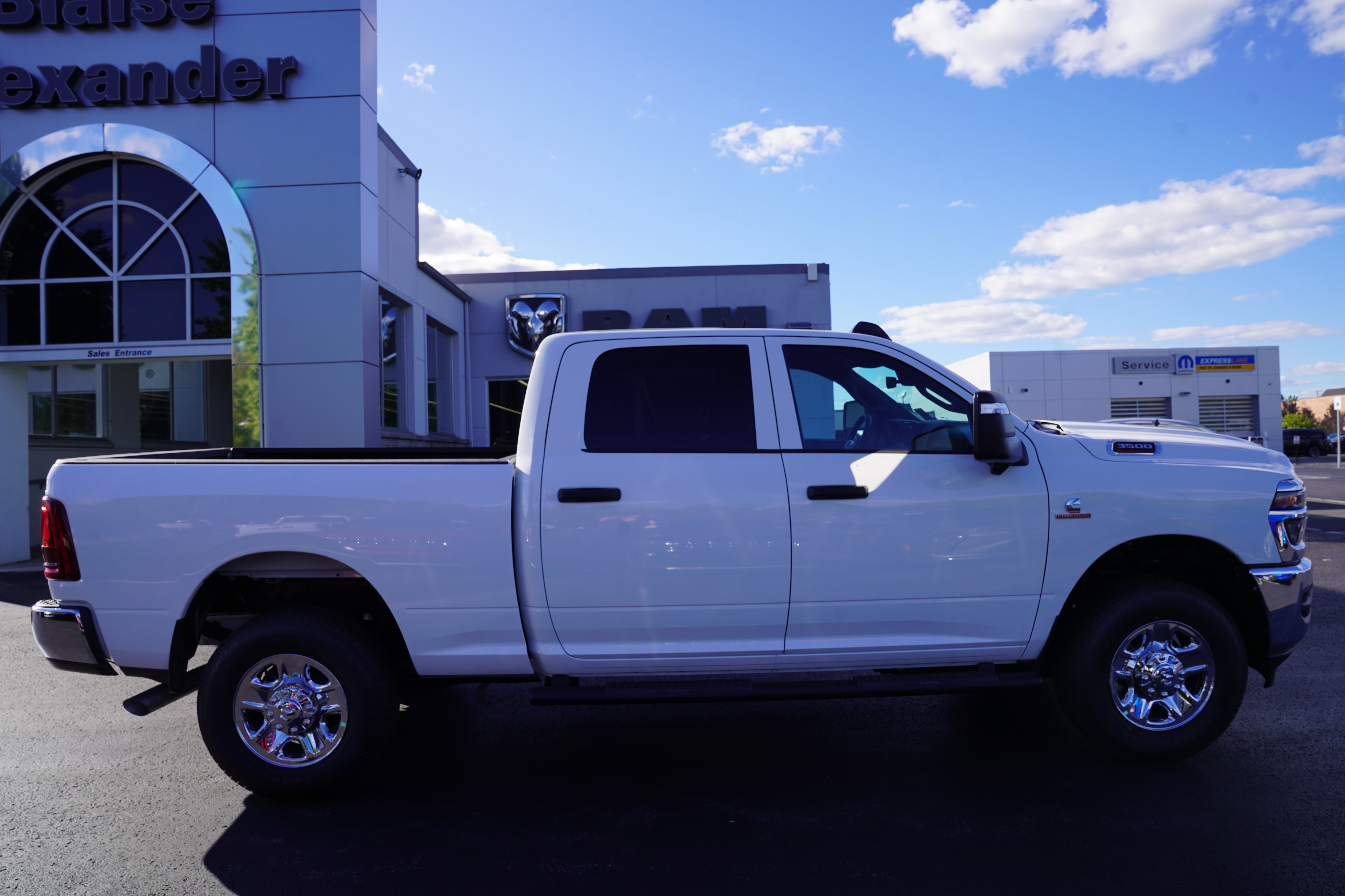 New 2027 Ram 3500 TRADESMAN CREW CAB 4X4 6'4 BOX Pickup